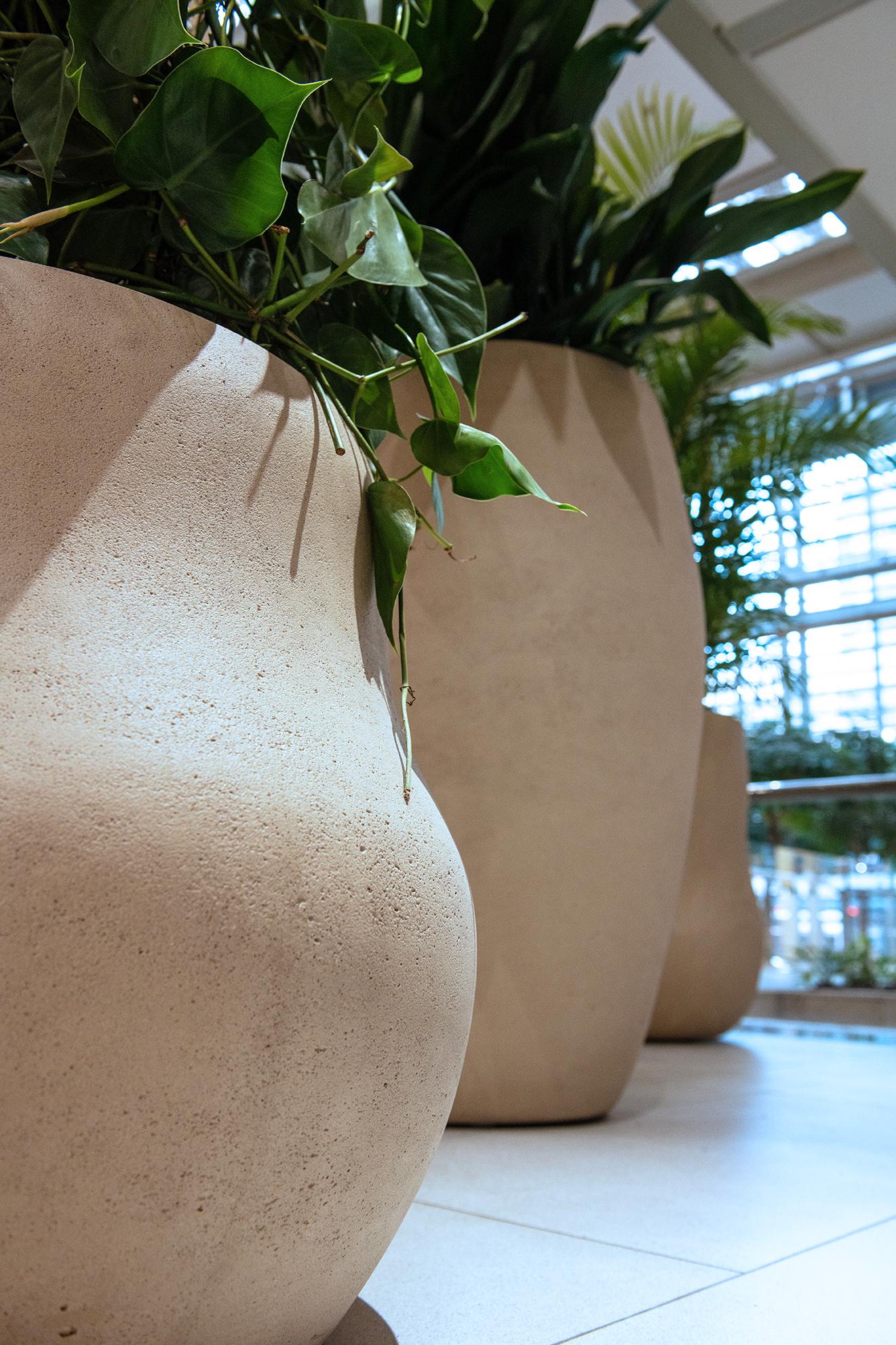 Pebble Tall Brown Planter by Indigenus
Designed by Yabu Pushelberg
Dimensions: Ø 74,5 x H 120 cm.
Materials: Stone.
Weight: 86 kg.

Different colors and sizes are available. Please contact us.

Pebble is characterised by its soft organic form