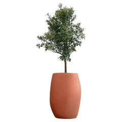 Jardinera Alta de Terracota Guijarro by Indigenus