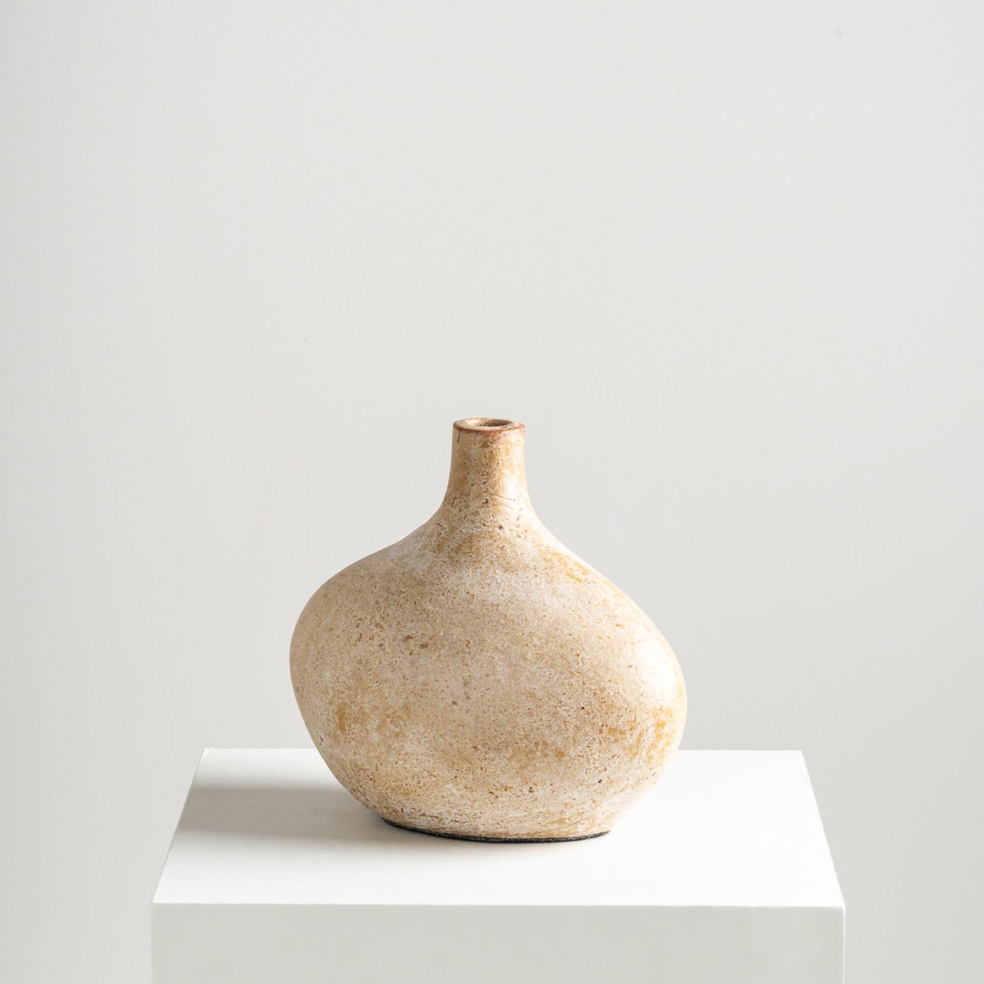 Die Pebble Vase mit ihrer einzigartigen flachen Birnenform und den strukturierten Details wertet jeden Raum auf. Handgefertigt aus Terrakotta-Ton, verleihen seine rustikale, natürliche Oberfläche und seine rustikalen Strukturen ihm eine verspielte