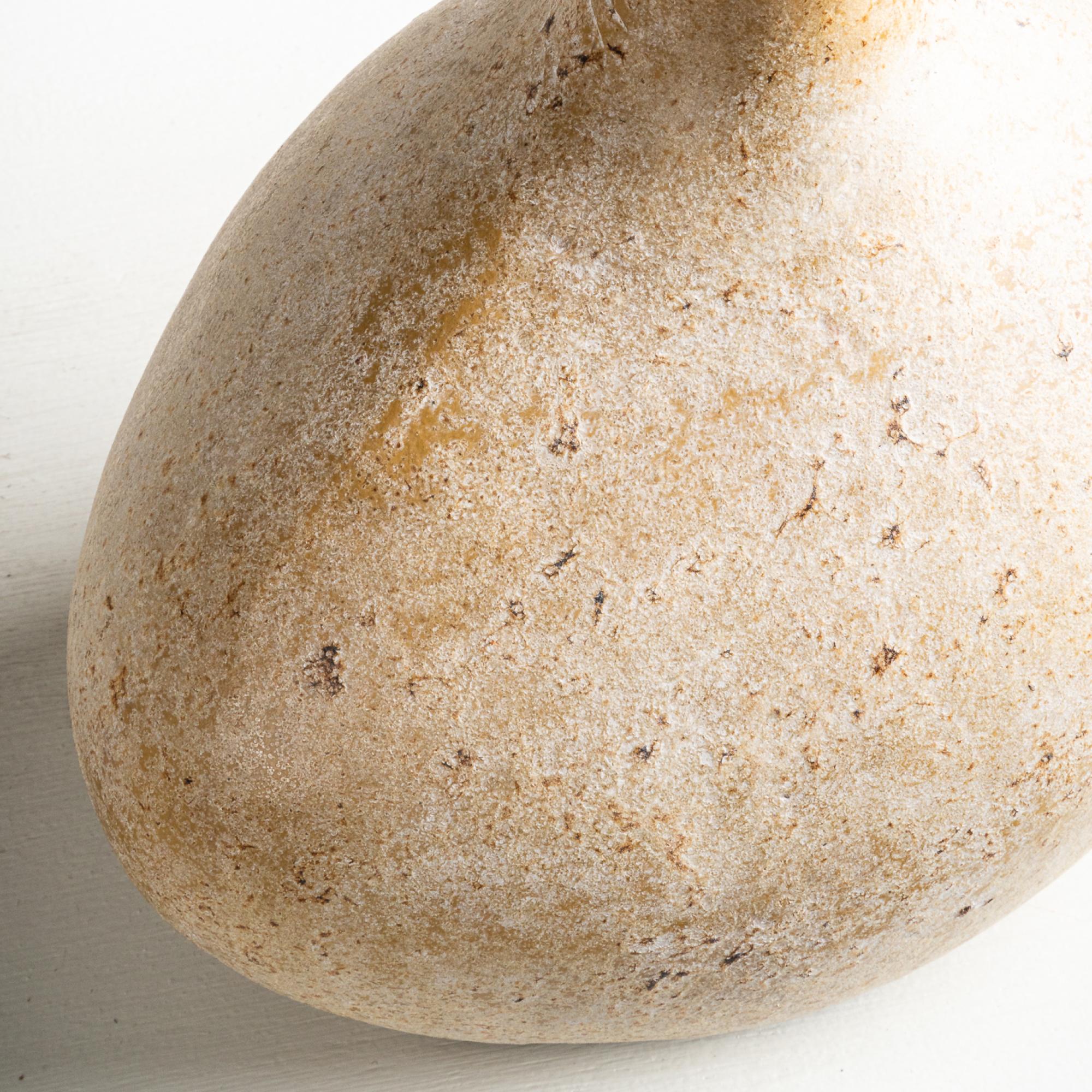 Pebble Vase, handgefertigte organische Form aus strukturierter Terrakotta in natürlicher Natur (Indonesisch) im Angebot