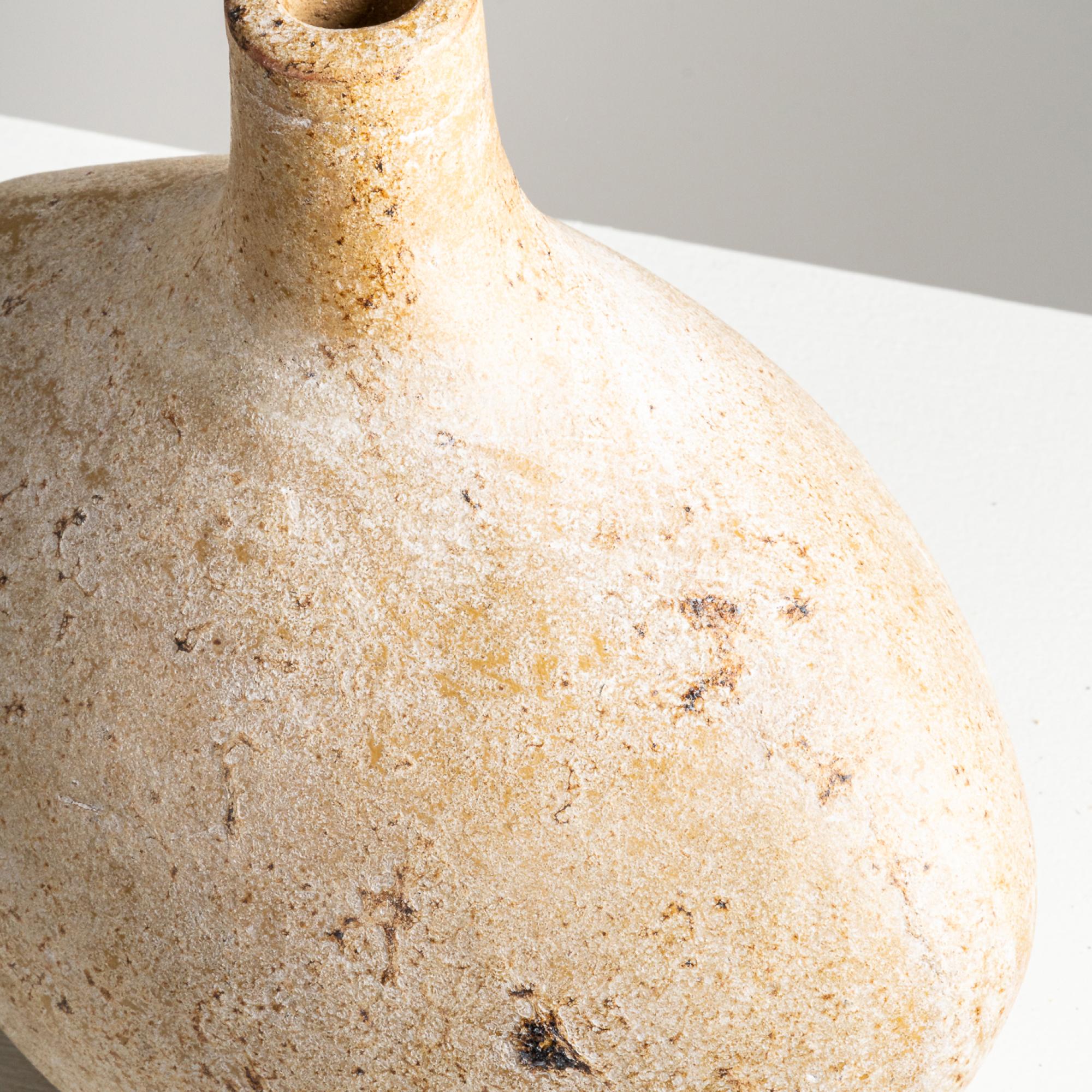 Pebble Vase, handgefertigte organische Form aus strukturierter Terrakotta in natürlicher Natur (Handgefertigt) im Angebot