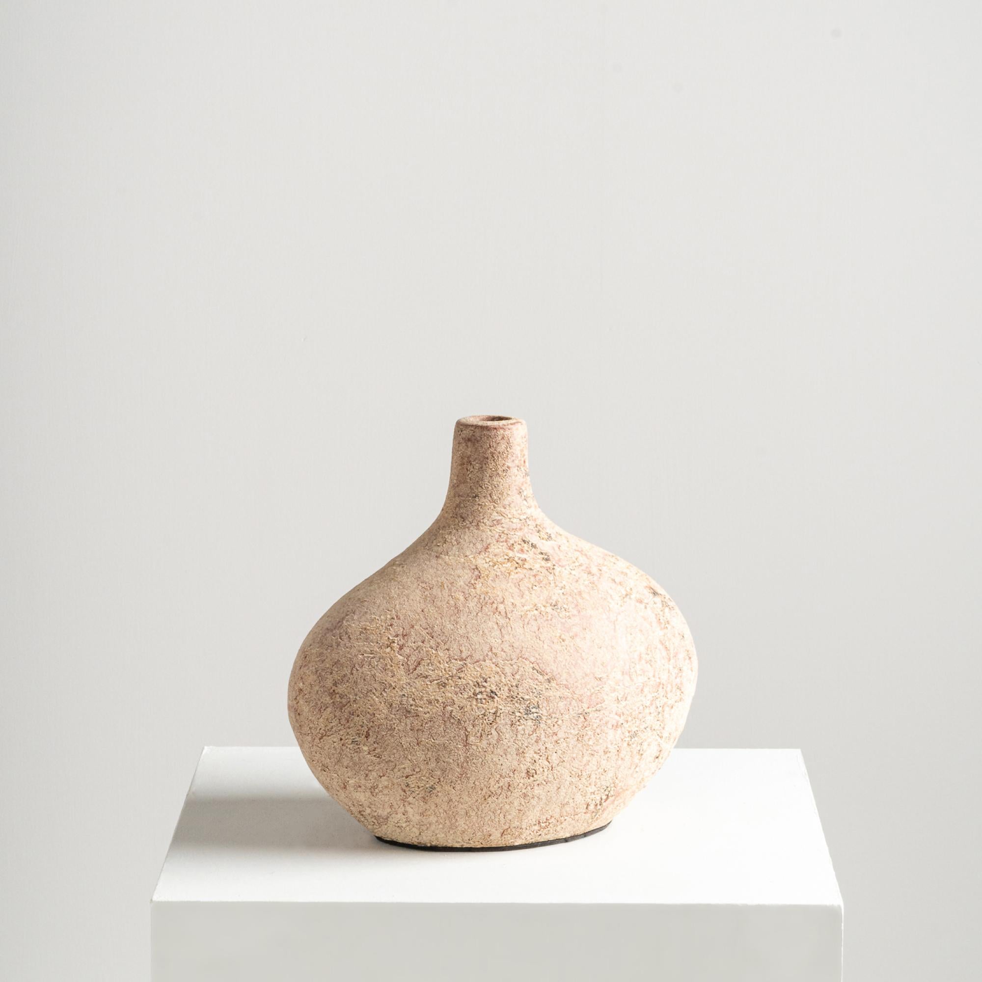 The Pebble Vase, with its unique flatten bulb shape and textured details, enhances any room. Handcrafted from terracotta clay, its rustic natural finish and rustic textures infuse a playful yet elegant essence into its overall presence.

Natural