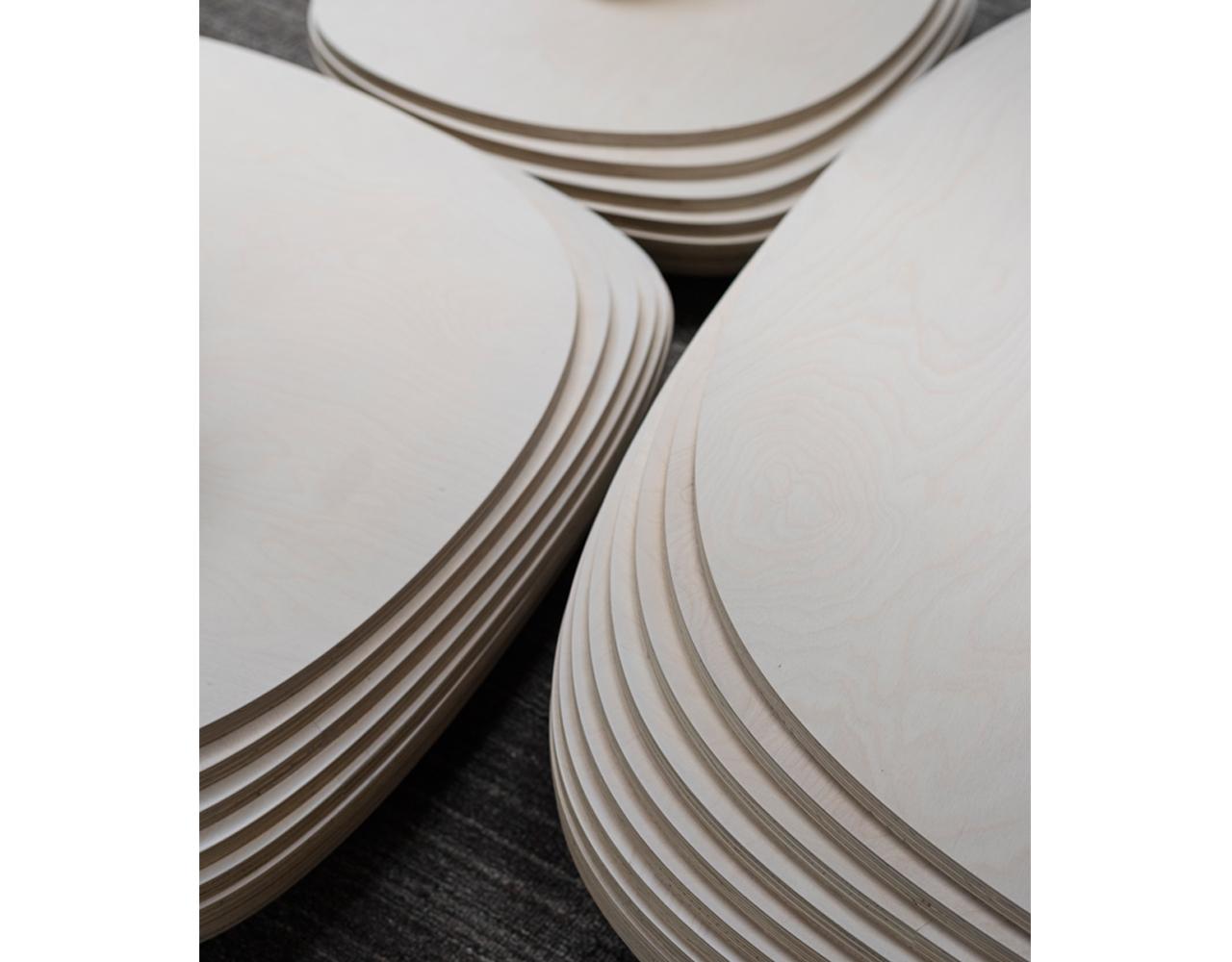 La petite table basse Pebbles est un meuble contemporain saisissant qui allie fonctionnalité et esthétique artistique. Cette table se caractérise par sa forme organique, semblable à celle d'un galet, qui lui confère un aspect doux et naturel.