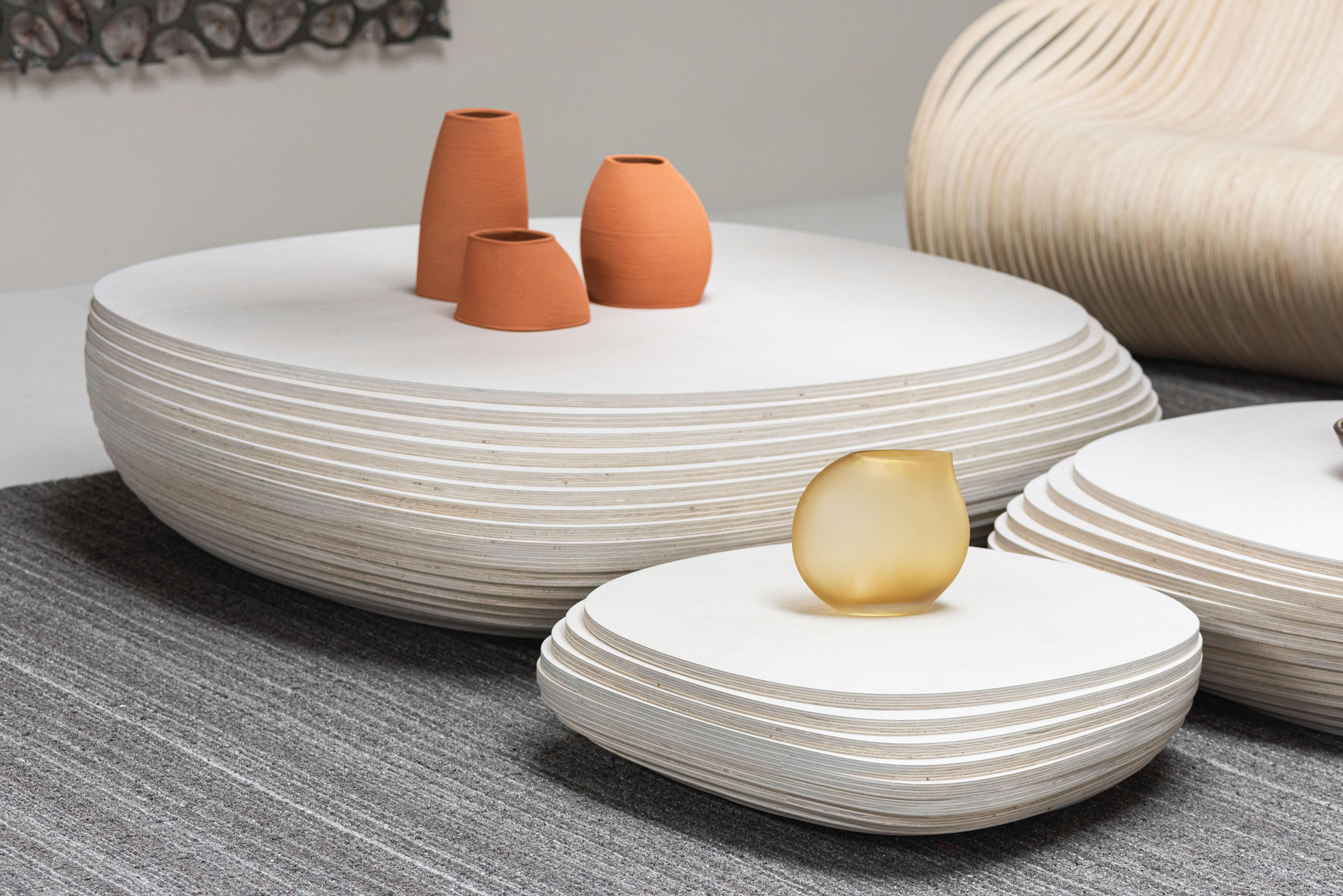 Doré Pebbles Small de Piegatto, une table basse sculpturale en vente