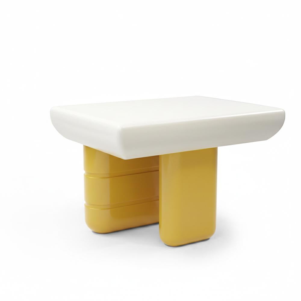 L'équilibre parfait entre douceur et résistance. La table d'appoint Pebble associe des bords arrondis et lisses à la beauté naturelle du bois massif, créant ainsi une pièce intemporelle qui s'intègre sans effort dans tout espace moderne.
