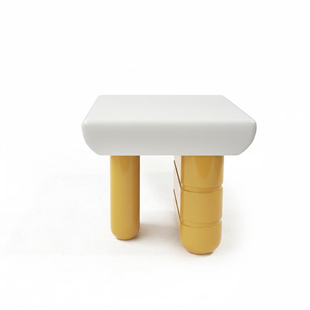 Moderne PebbleTable d'appoint jaune et blanche en vente