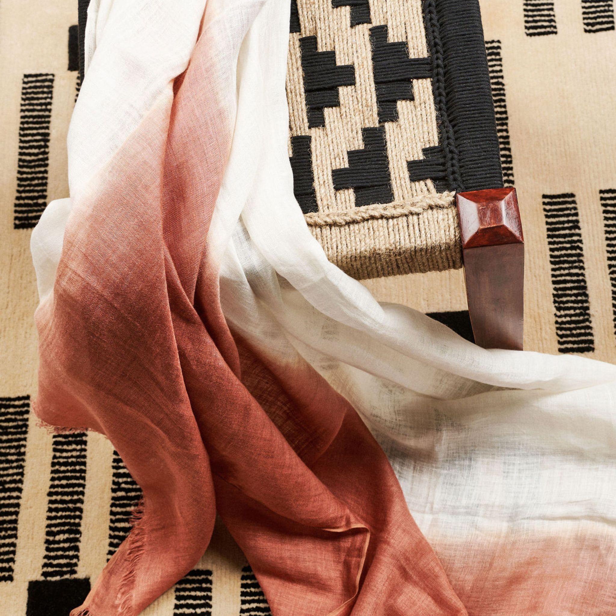 Écharpe en lin Pecan, tissée à la main par des artisans Douceur des teintes Brown en dégradé Neuf - En vente à Bloomfield Hills, MI