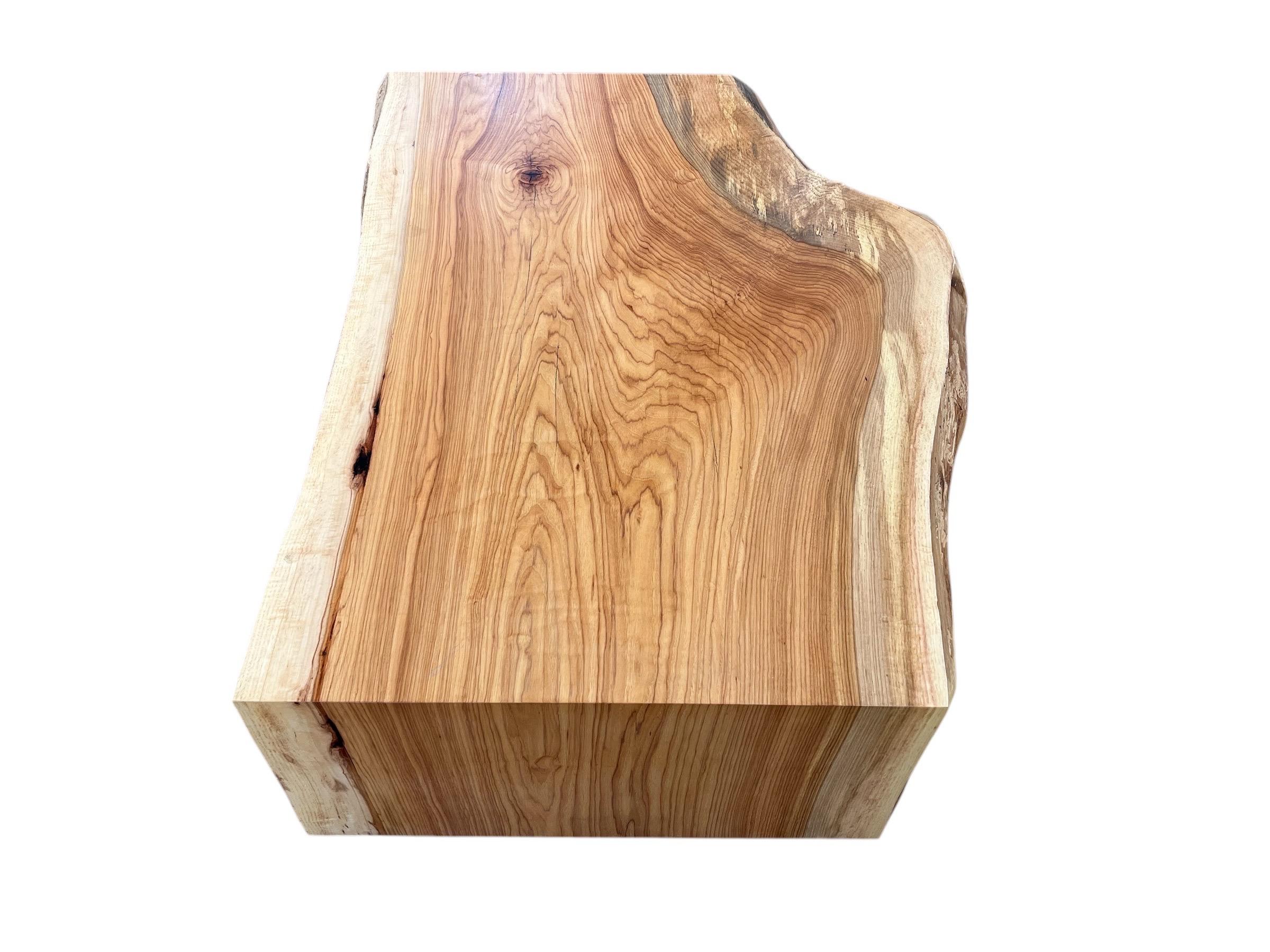 Créé à partir d'une seule planche de noix de pécan américaine, le concept asymétrique penche de gauche à droite dans le style de Nakashima.

58.5 