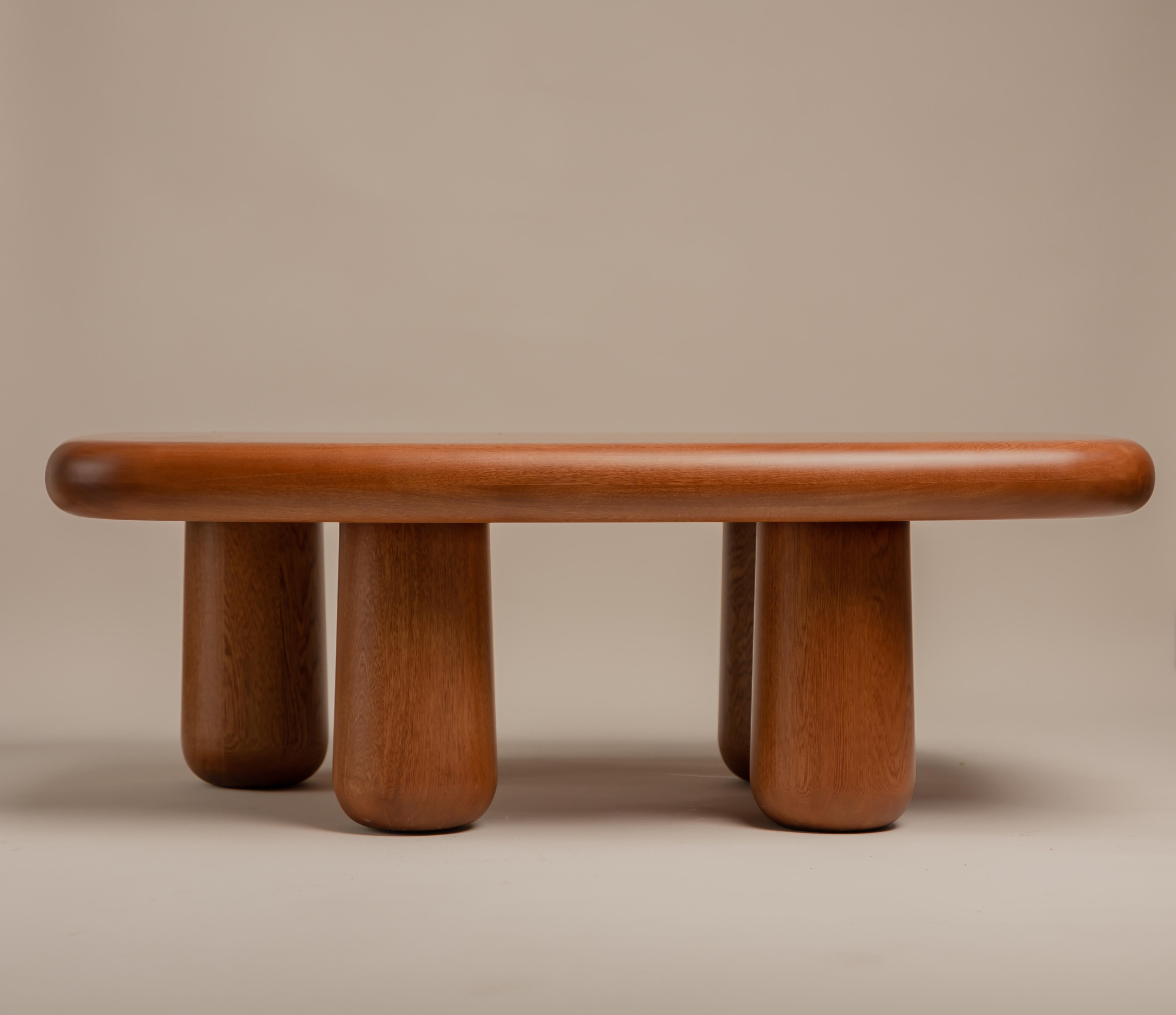 Colombien Table basse Pecca par Cruc Studio, Table en bois massif Flor Morado en vente