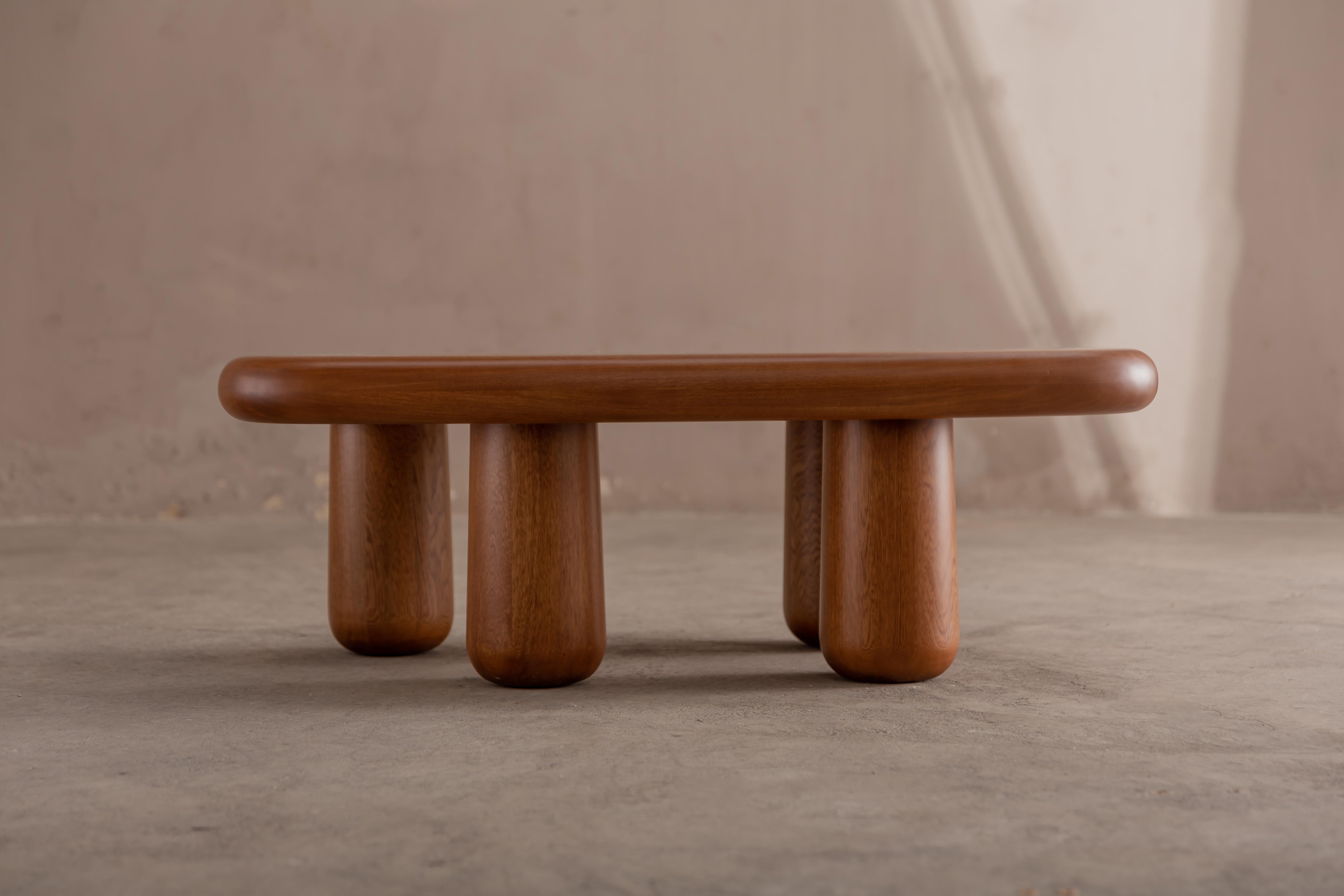 Travail du bois Table basse Pecca par Cruc Studio, Table en bois massif Flor Morado en vente