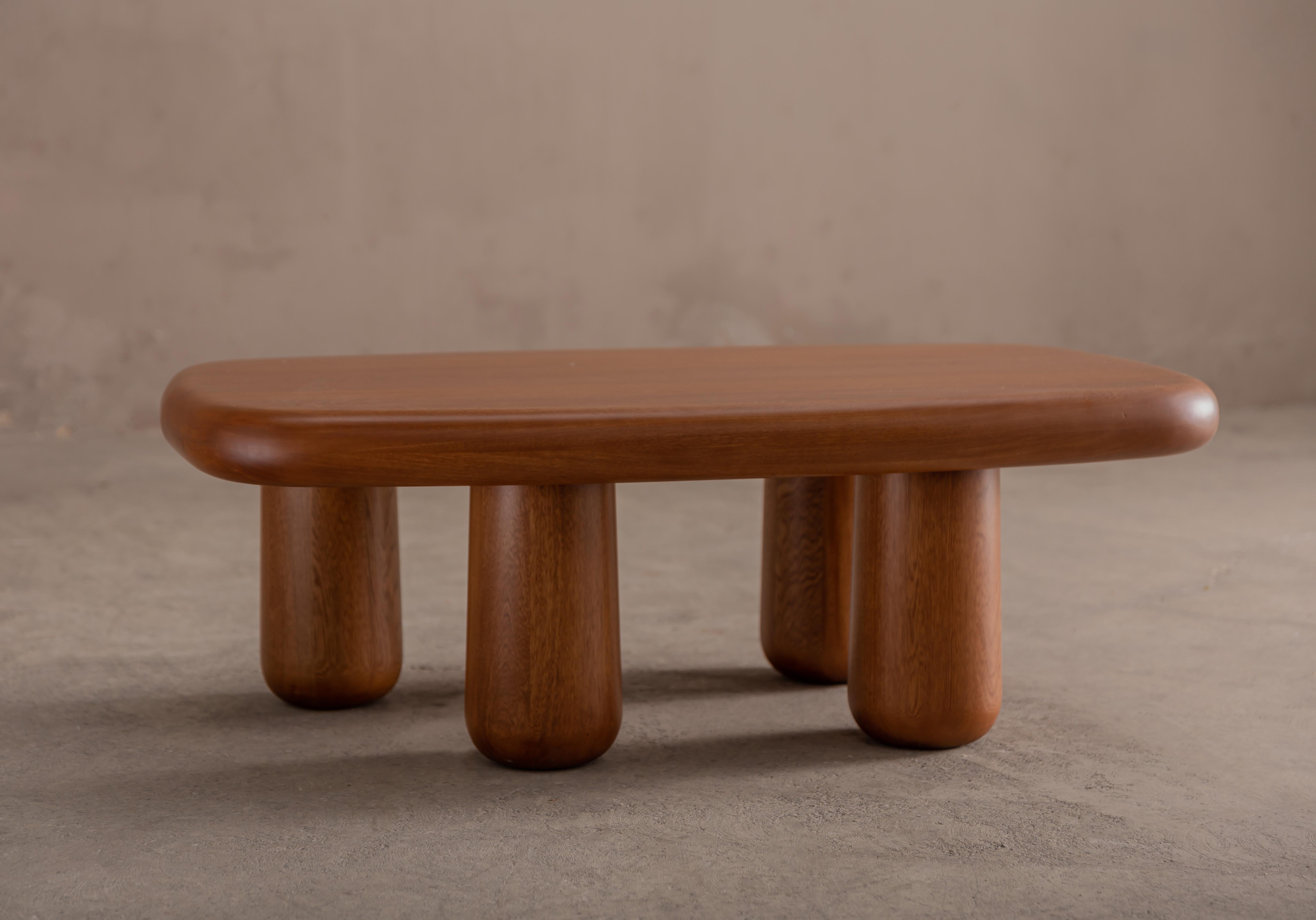 Table basse Pecca par Cruc Studio, Table en bois massif Flor Morado Neuf - En vente à New York, NY