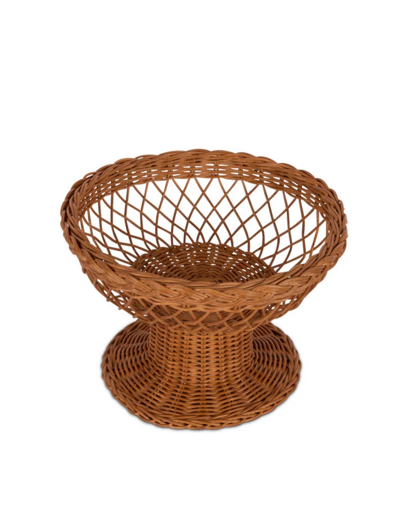 Tissé à la main par des artisans et fabriqué à partir de rotin 100 % naturel, notre bol Peche design est une façon élégante de présenter et de servir n'importe quoi, des fruits aux pâtisseries.