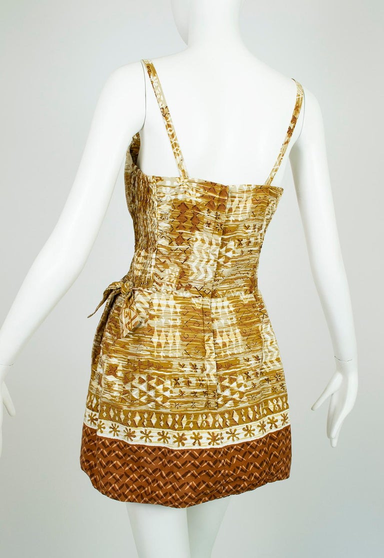 Peck & Peck Ochre Tiki Sarong-Tie Play Suit Swimsuit Beach Romper – M, 1960s In Excellent Condition For Sale In Tucson, AZ