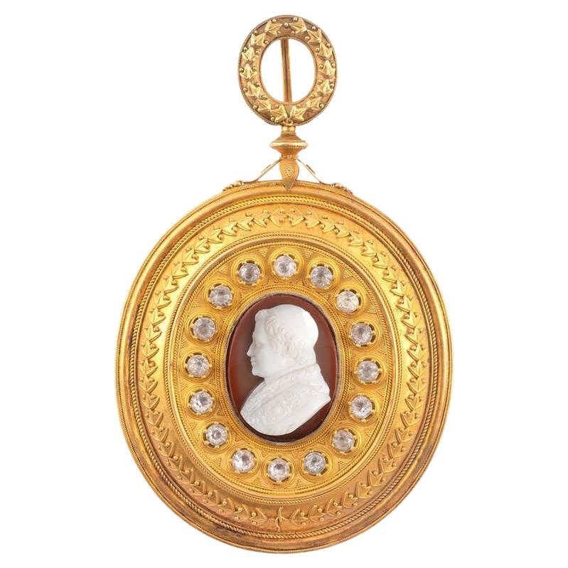 Pektoraler Goldanhänger, Castellani zugeschrieben, mit Kamee Papst Pio IX im Angebot