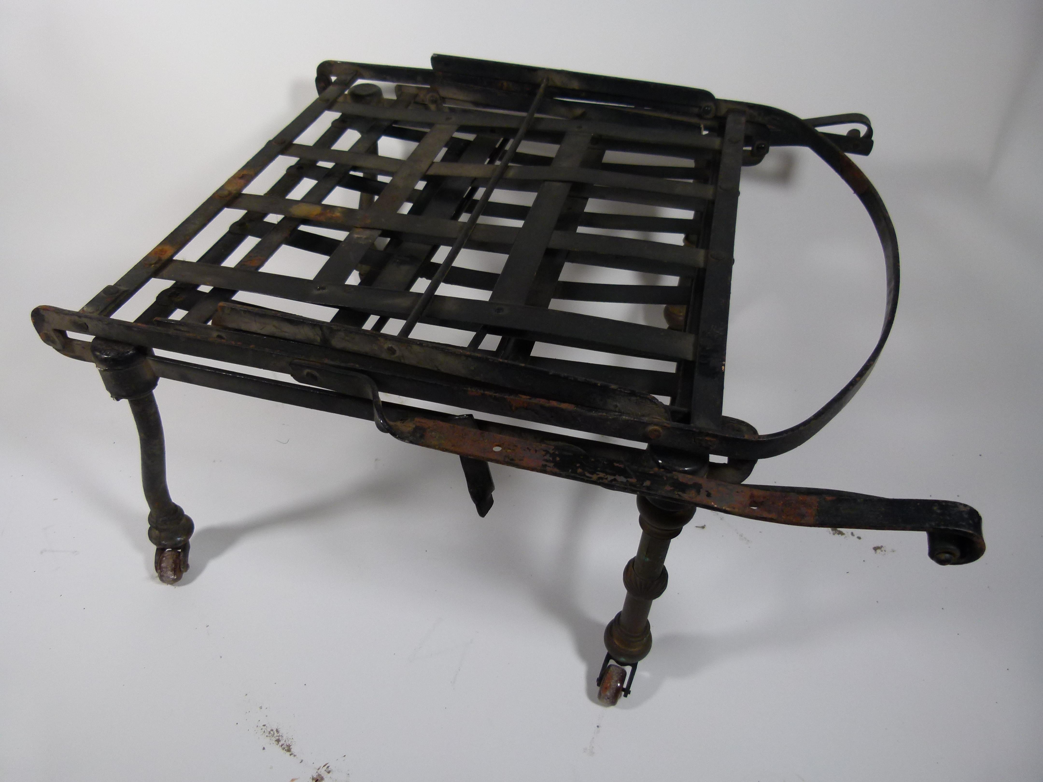 19th Century Black Iron  Spanish Travel Folding Sofa-Bed In Good Condition In Vulpellac, Girona