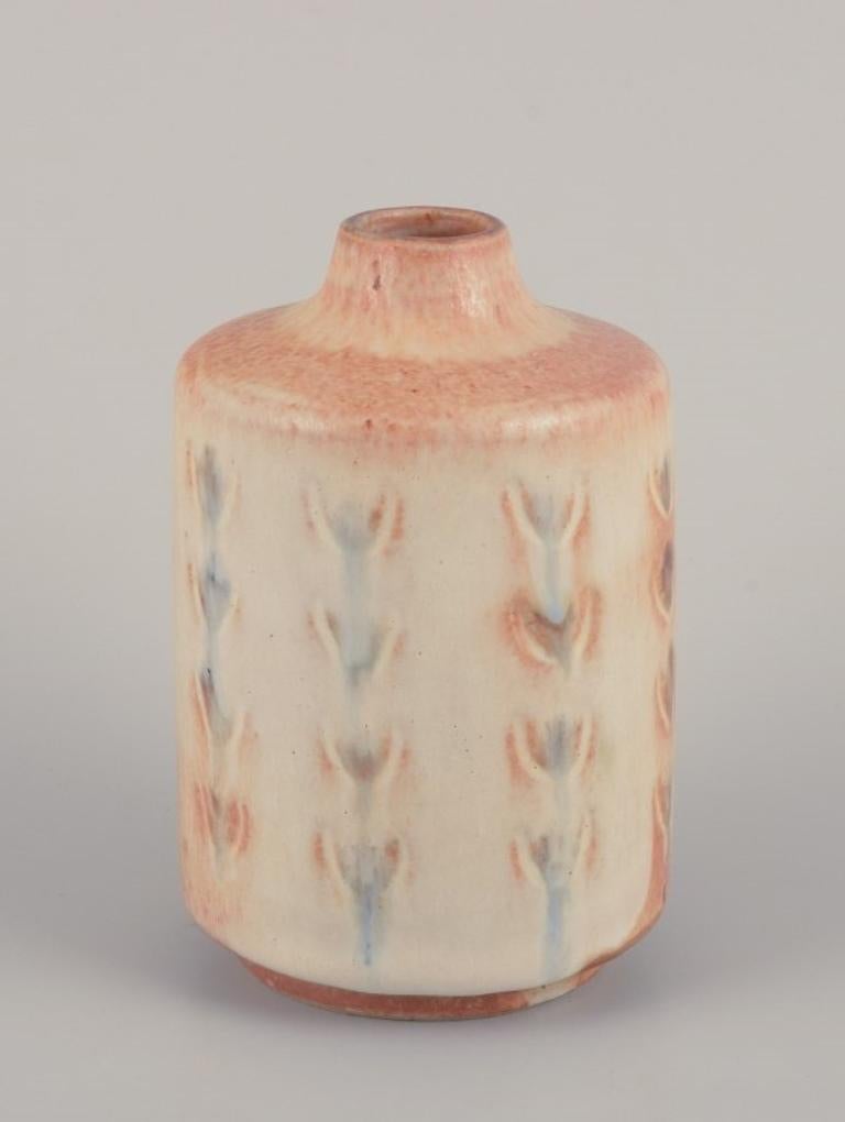 Peder Hald (1892-1987), céramiste danois. 
Vase unique en céramique avec glaçure dans des tons clairs. Émaillé à la main.
Ca. 1970.
Signé.
En parfait état.
Dimensions : H 13,5 cm x 8,0 cm : H 13,5 cm x 8,0 cm.