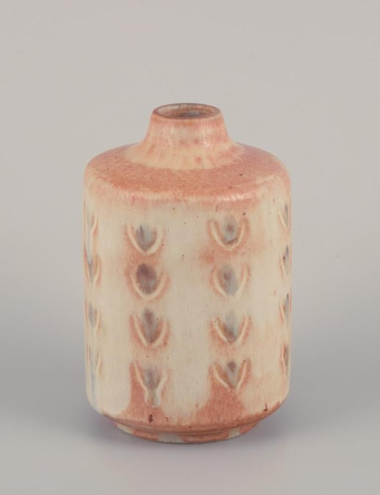 Scandinave moderne Peder Hald, céramiste danois. Vase unique en céramique avec glaçure dans des tons clairs. en vente