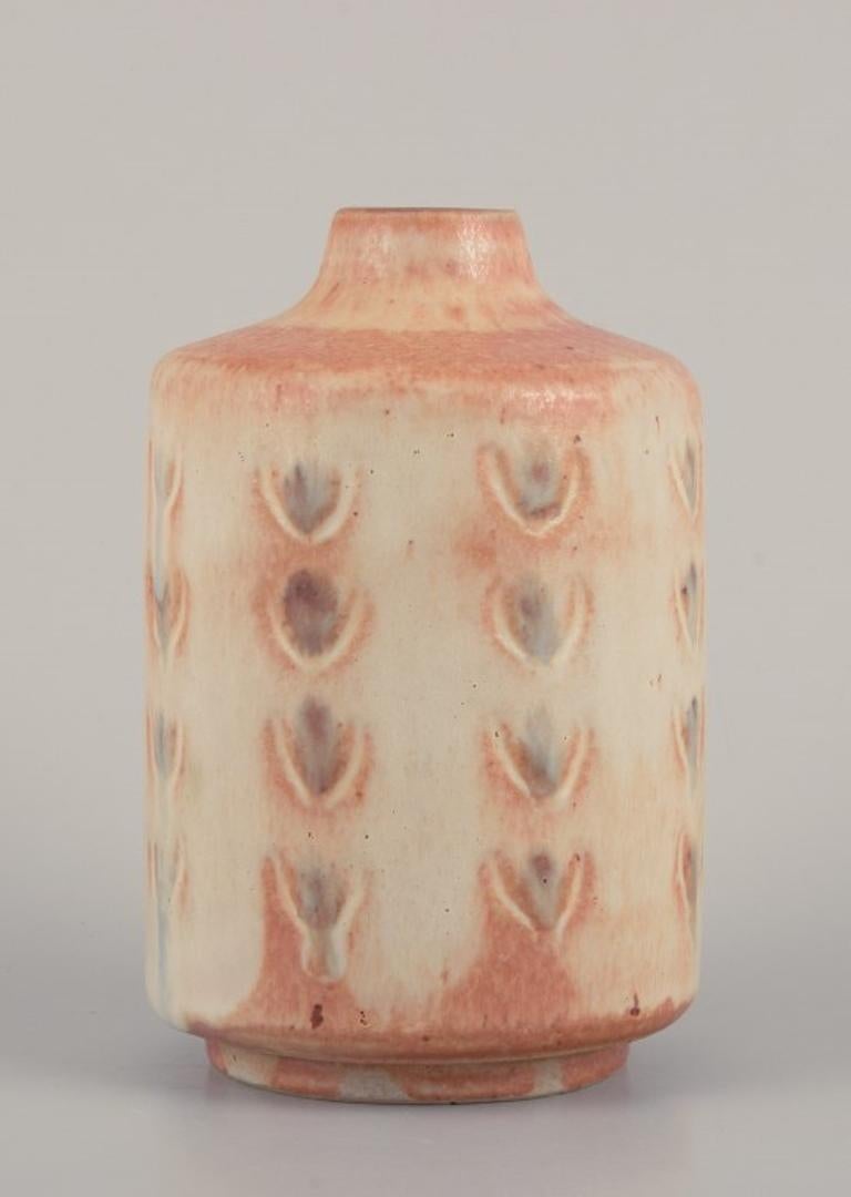 Danois Peder Hald, céramiste danois. Vase unique en céramique avec glaçure dans des tons clairs. en vente