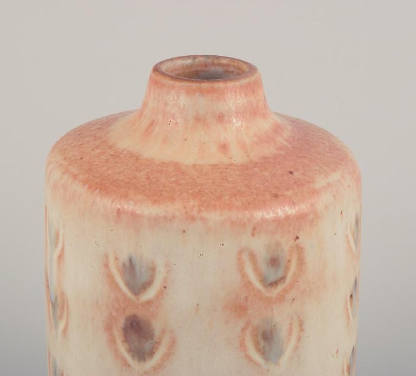 Vernissé Peder Hald, céramiste danois. Vase unique en céramique avec glaçure dans des tons clairs. en vente