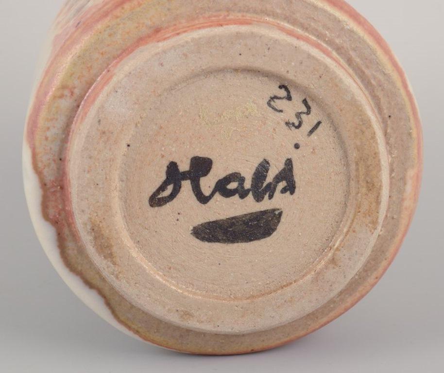 Fin du 20e siècle Peder Hald, céramiste danois. Vase unique en céramique avec glaçure dans des tons clairs. en vente
