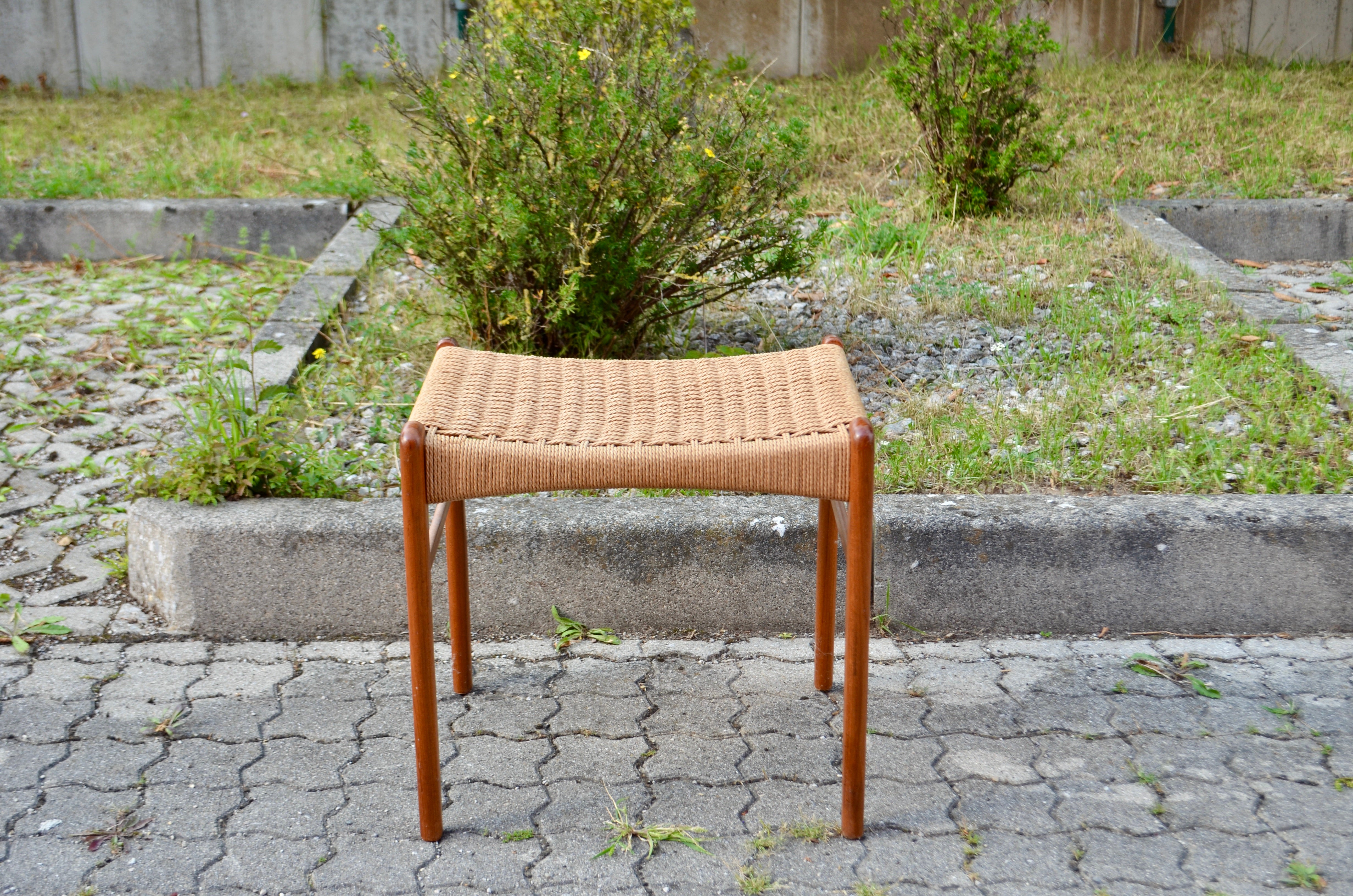 Tabouret Peder Kristensen Modell GS60 pour Glyngøre Stolefabrik.
Bois de teck massif et corde de papier.
Design/One classique.
En bon état vintage.