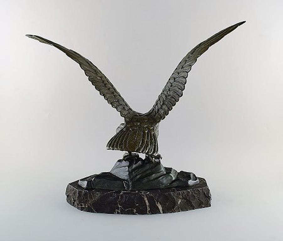 Peder Marius Jensen (1883-1925), Danish sculptor. Large and impressive eagle in patinated metal on black marble stand. 1910s.
In very good condition.
Signed.
Measures: 55 x 46 cm.