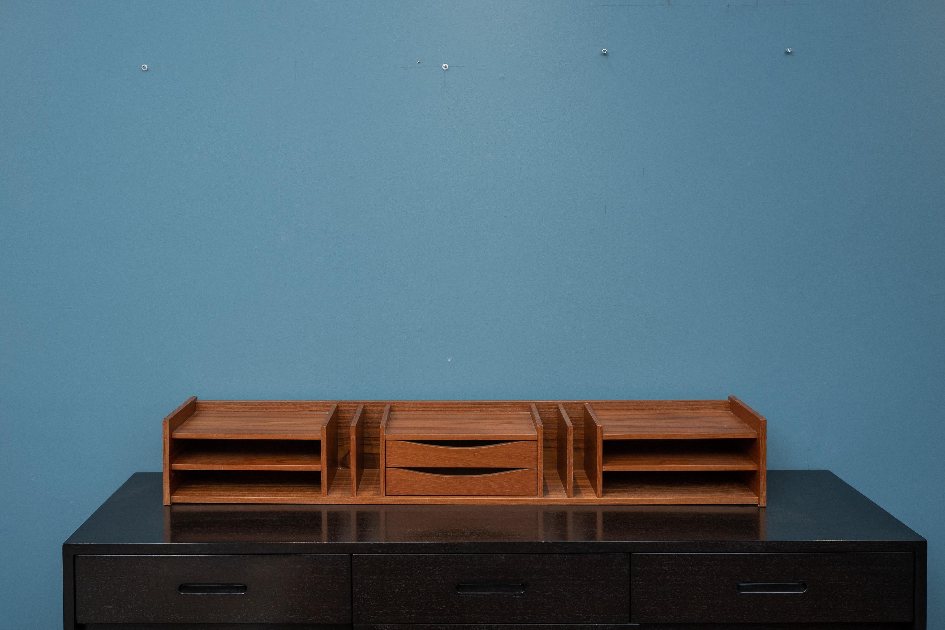 Organizer da tavolo in teak di design Pederen & Hansen. Materiali di alta qualità e realizzazione perfetta per mantenere organizzata la scrivania o lo spazio di lavoro. In ottime condizioni originali.