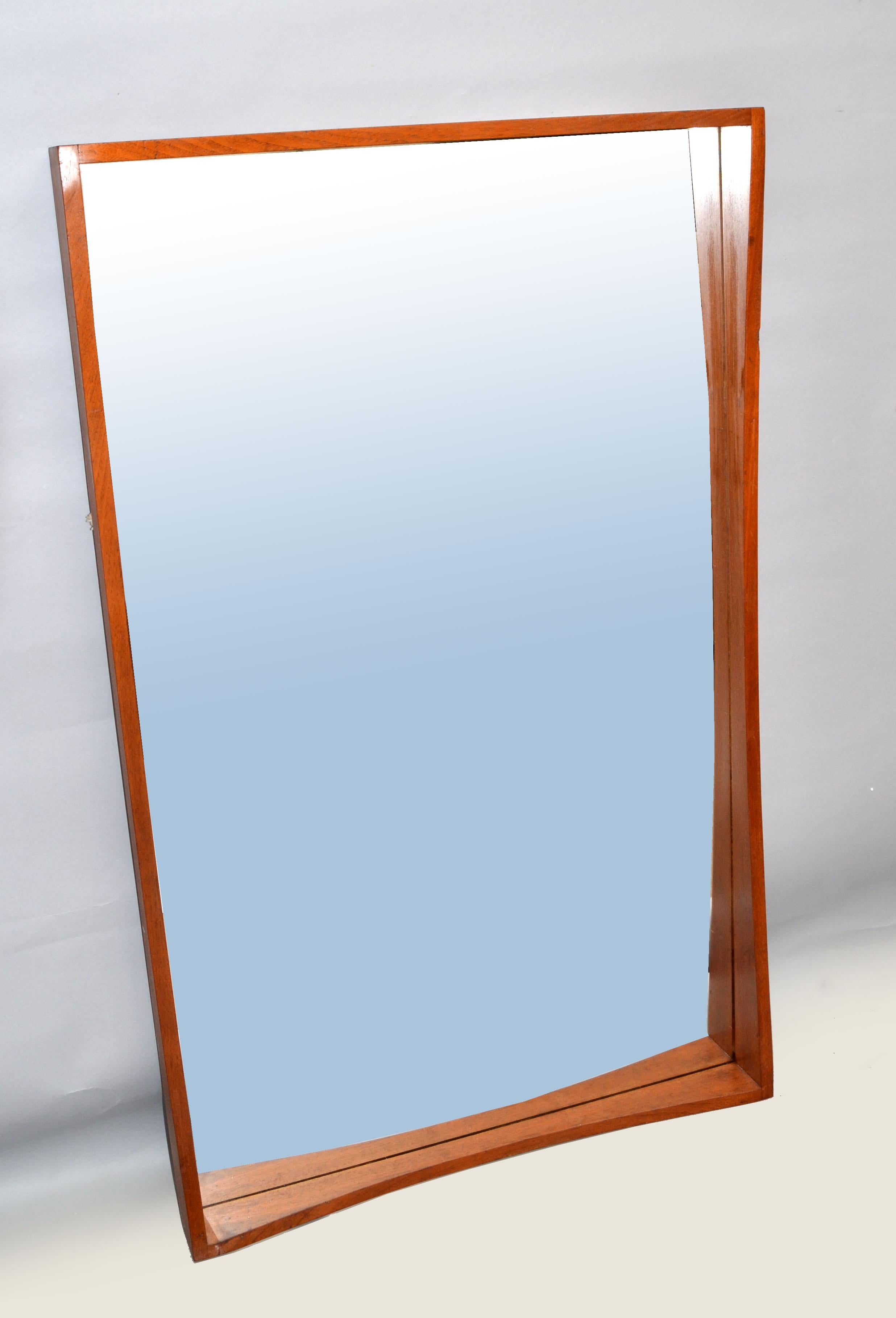 Pedersen & Hansen Danish Modern rectangle mirror set in a complementary dovetailed Teak Wood Frame.
Can be hung Vertical as well as horizontal.
Original foil label on the reverse.
In pristine vintage condition with some scuffs and scratches to