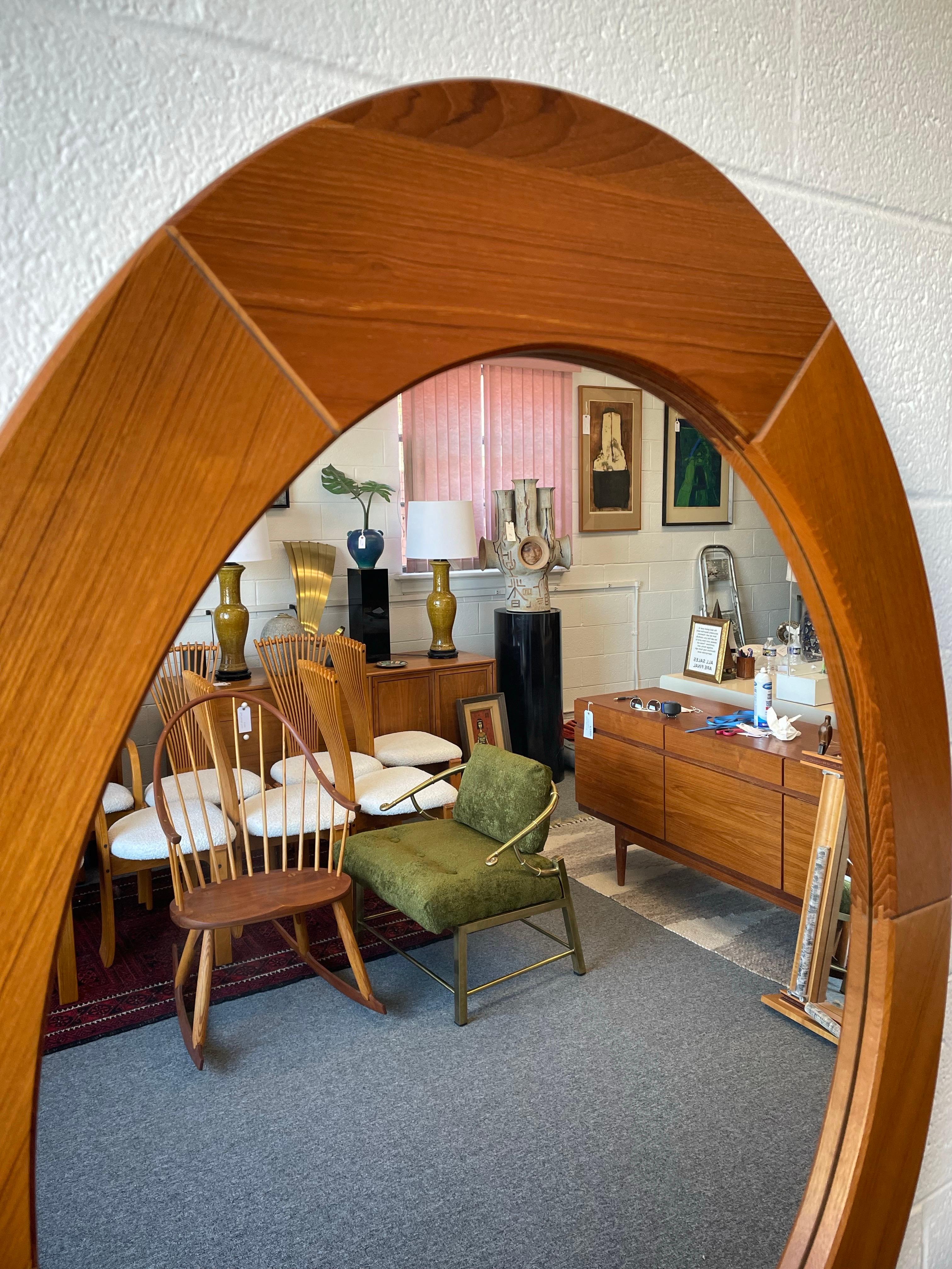 Bellissimo specchio ovale in teak massiccio di Pedersen & Hansen, prodotto in Danimarca.
Il moderno design a segmenti con incastri a coda di rondine mette in mostra la maestria artigianale. Etichetta originale sul retro.