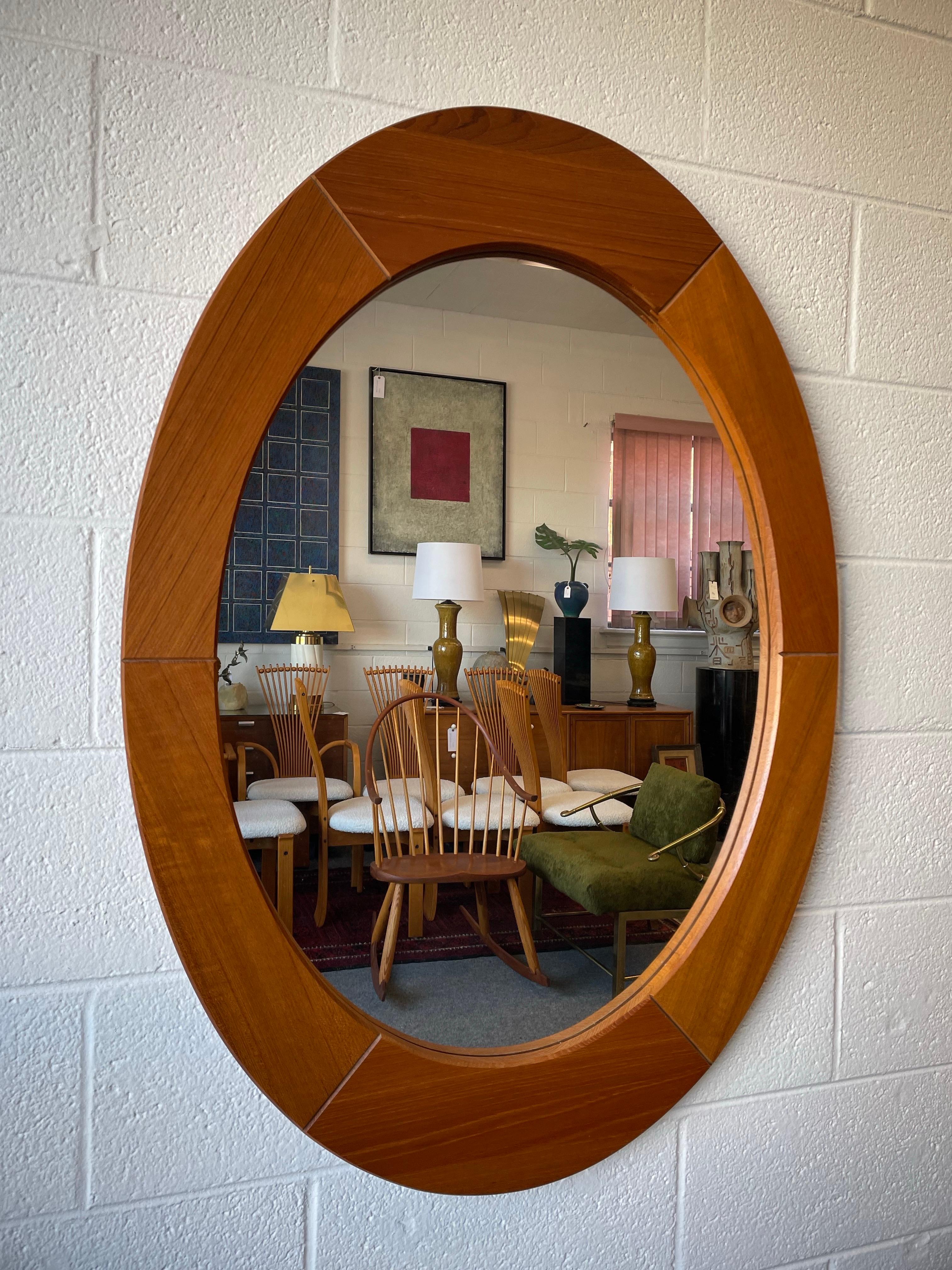 Mid-Century moderno Specchio ovale in teak Pedersen & Hansen in vendita
