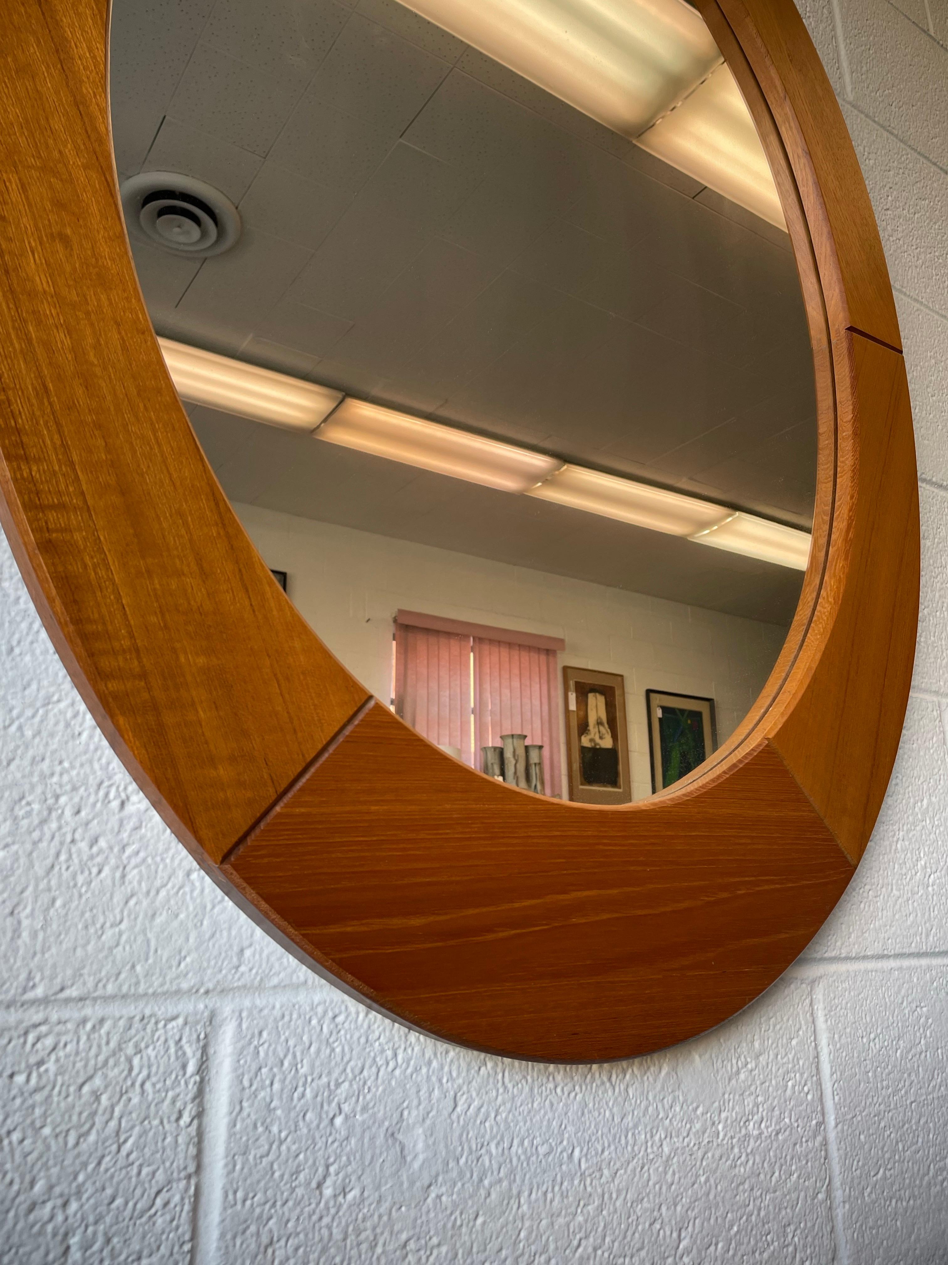 Specchio ovale in teak Pedersen & Hansen In condizioni buone in vendita a Richmond, VA