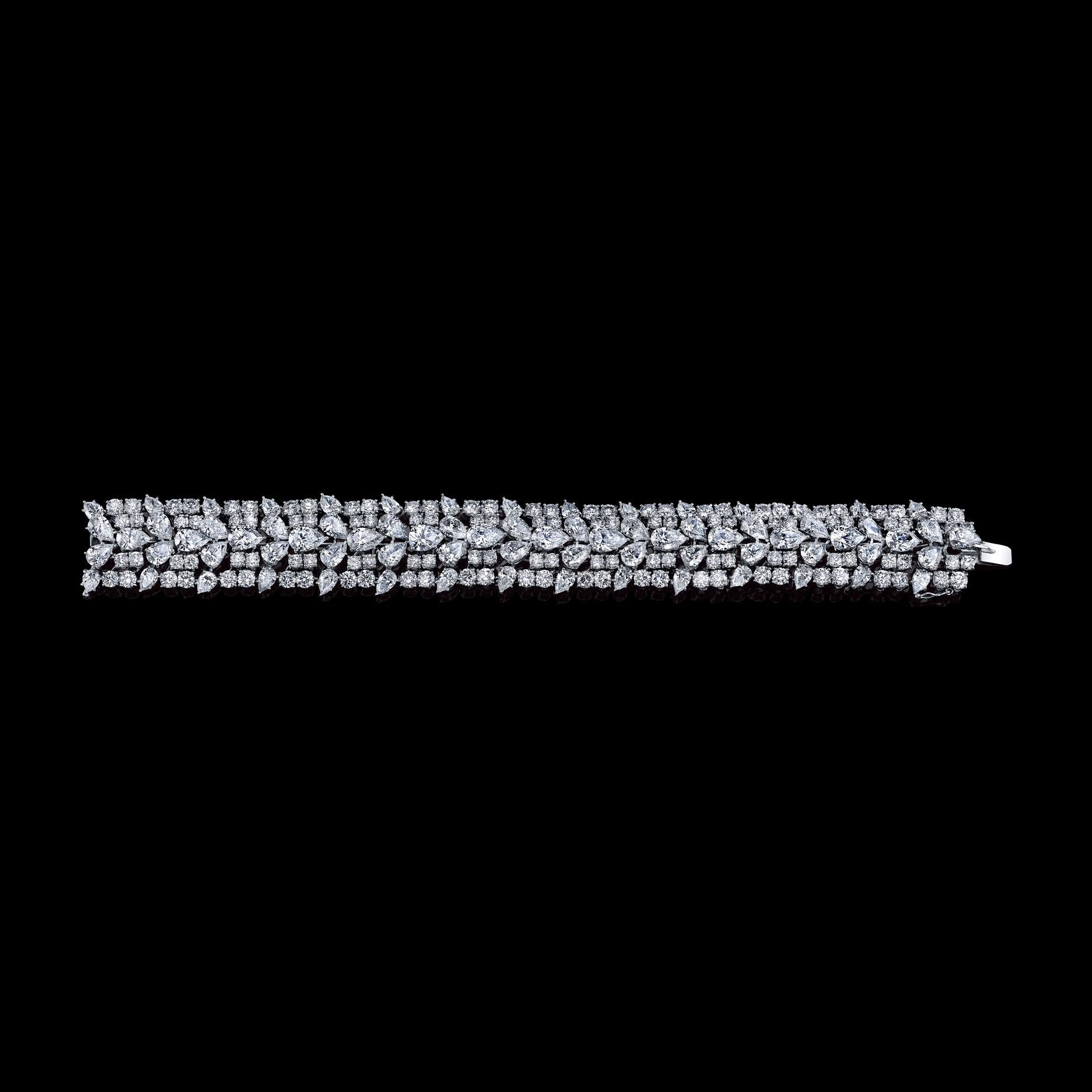Dieses atemberaubende Diamantarmband von Pederzani ist ein zeitloses und elegantes Schmuckstück. Er zeichnet sich durch ein kompliziertes Design aus schimmernden weißen Diamanten aus, die in Platin gefasst sind. Das Armband hat ein zartes und
