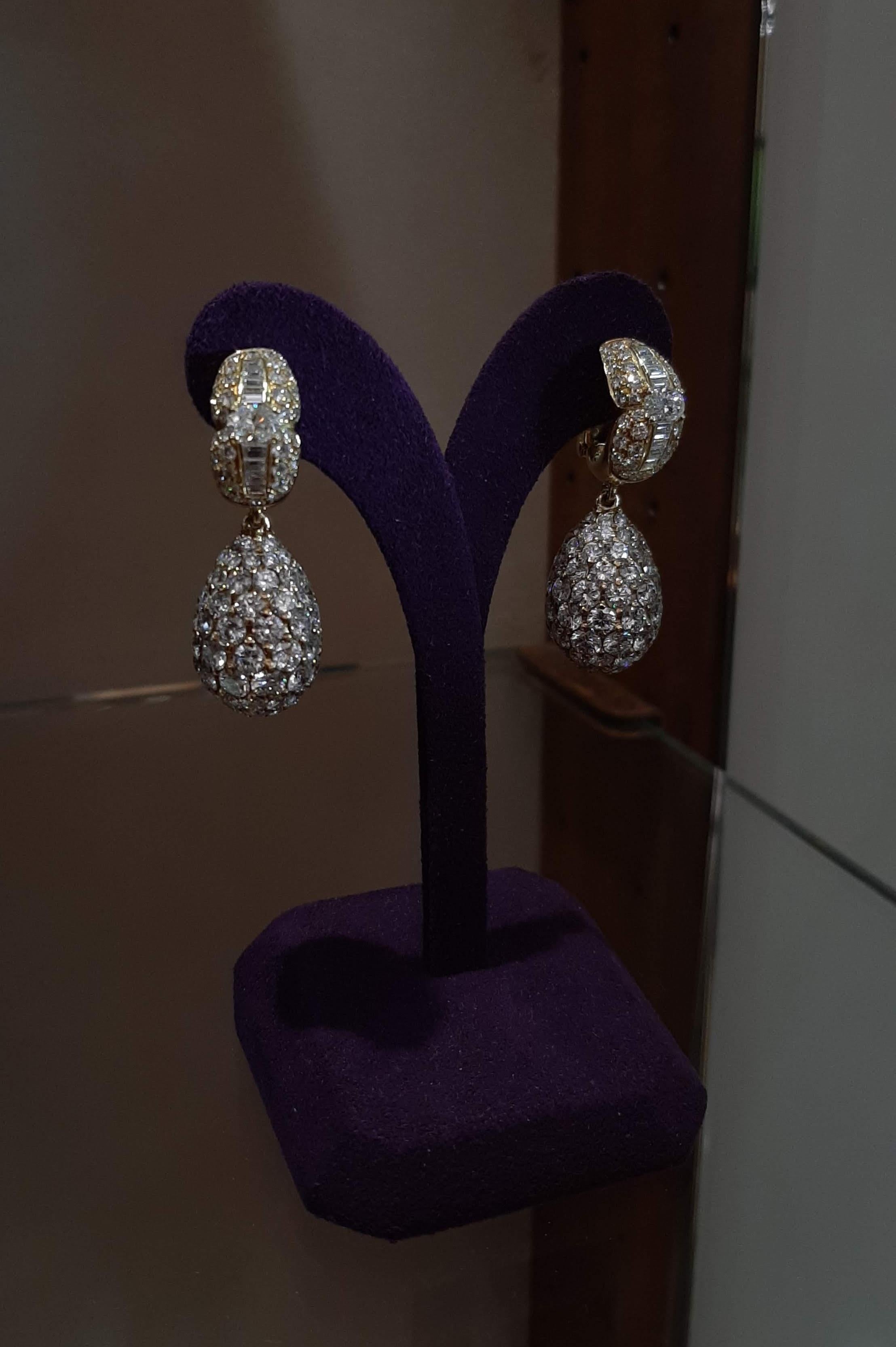 Brilliant Cut Pederzani, Gold & Diamond Drop Earrings For Sale