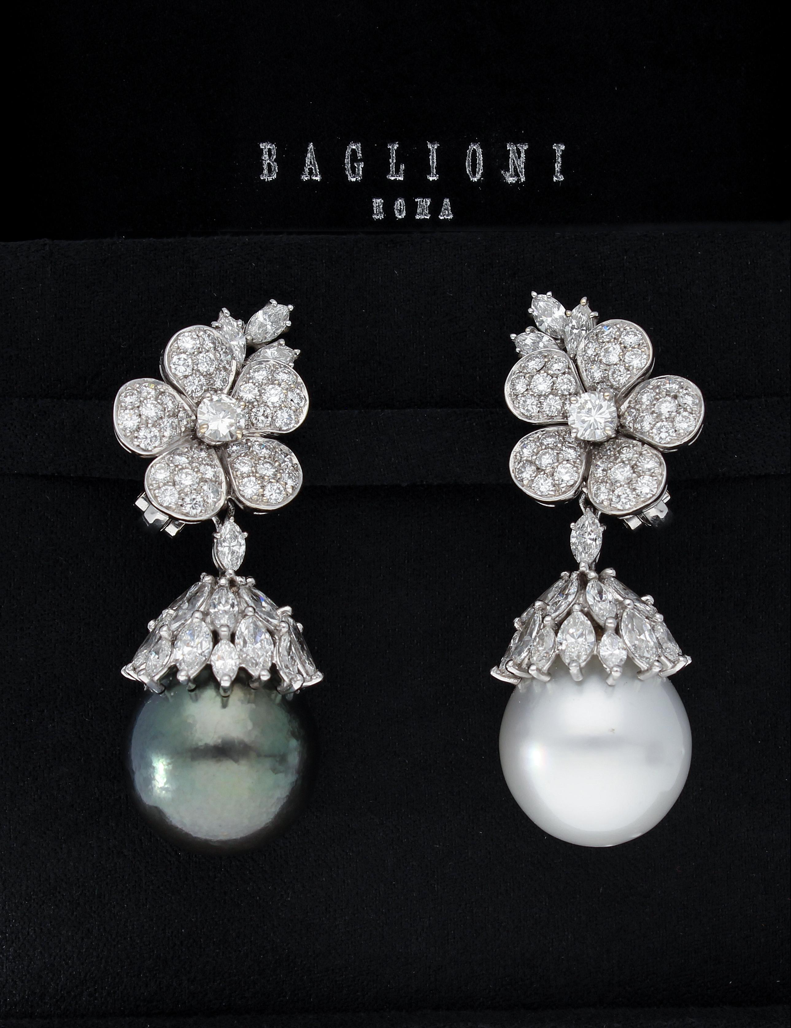 Die Ohrringe, signiert von Pederzani, bestehen aus einer Blume und einem CAP, besetzt mit Diamanten im Brillant- und Navetteschliff, im Wert von ca. 9,50 ct. und zwei runden Perlen mit einem Durchmesser von ca. 17 mm als Anhänger. 
Eine Perle stammt