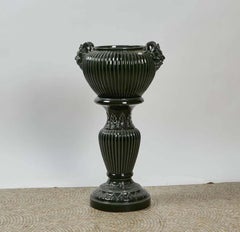 Pedestal y su maceta de cerámica, hacia 1900