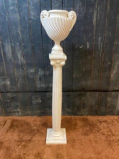 Pedestal y su lámpara neoclásica de yeso, de alrededor de 1940/1950