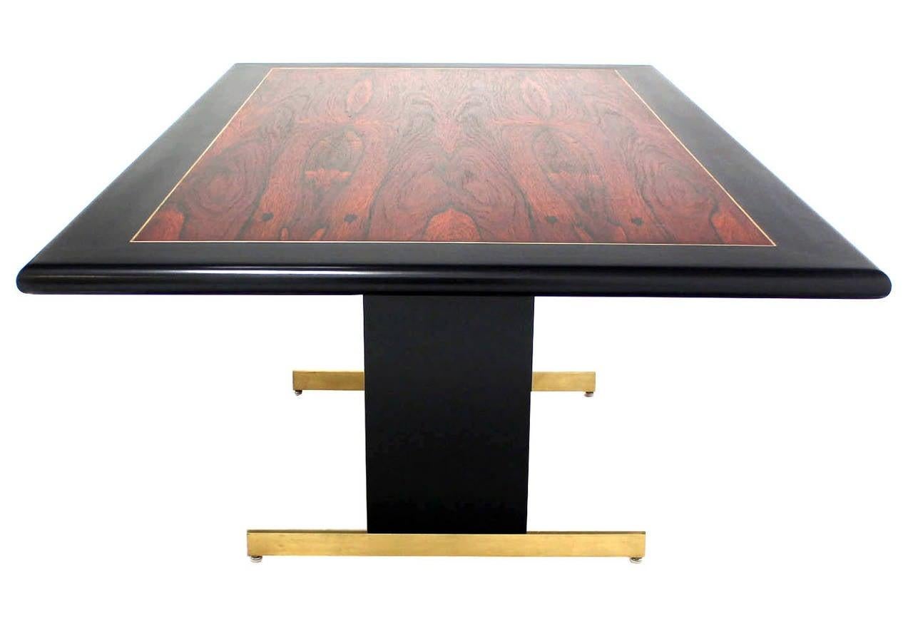 The Pedestal Base Brass Legs Rosewood  Table de salle à manger en laque noire ébonisée MINT ! en vente 2