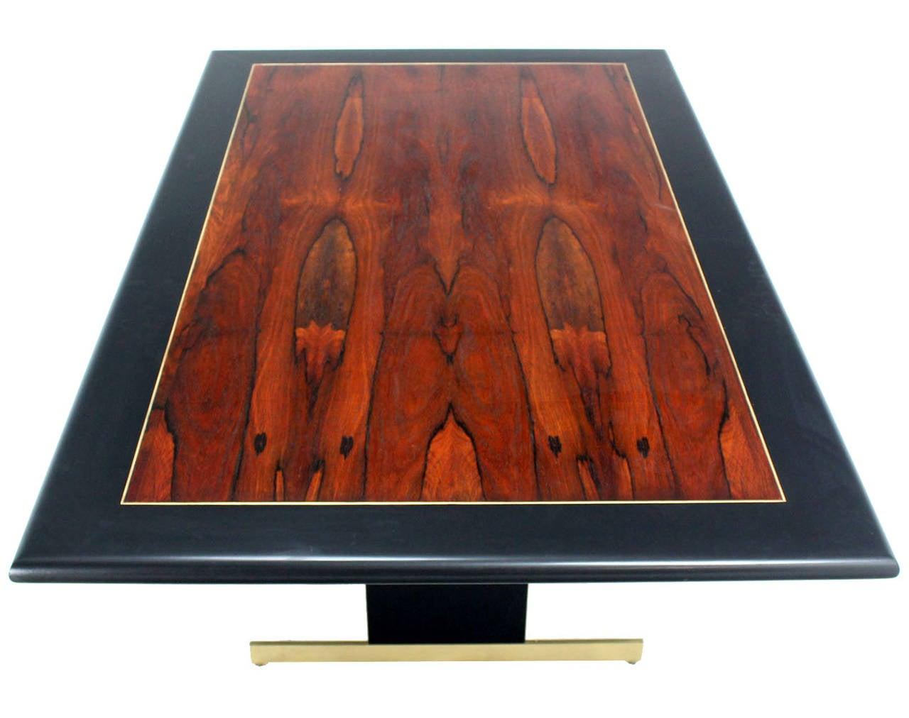20ième siècle The Pedestal Base Brass Legs Rosewood  Table de salle à manger en laque noire ébonisée MINT ! en vente