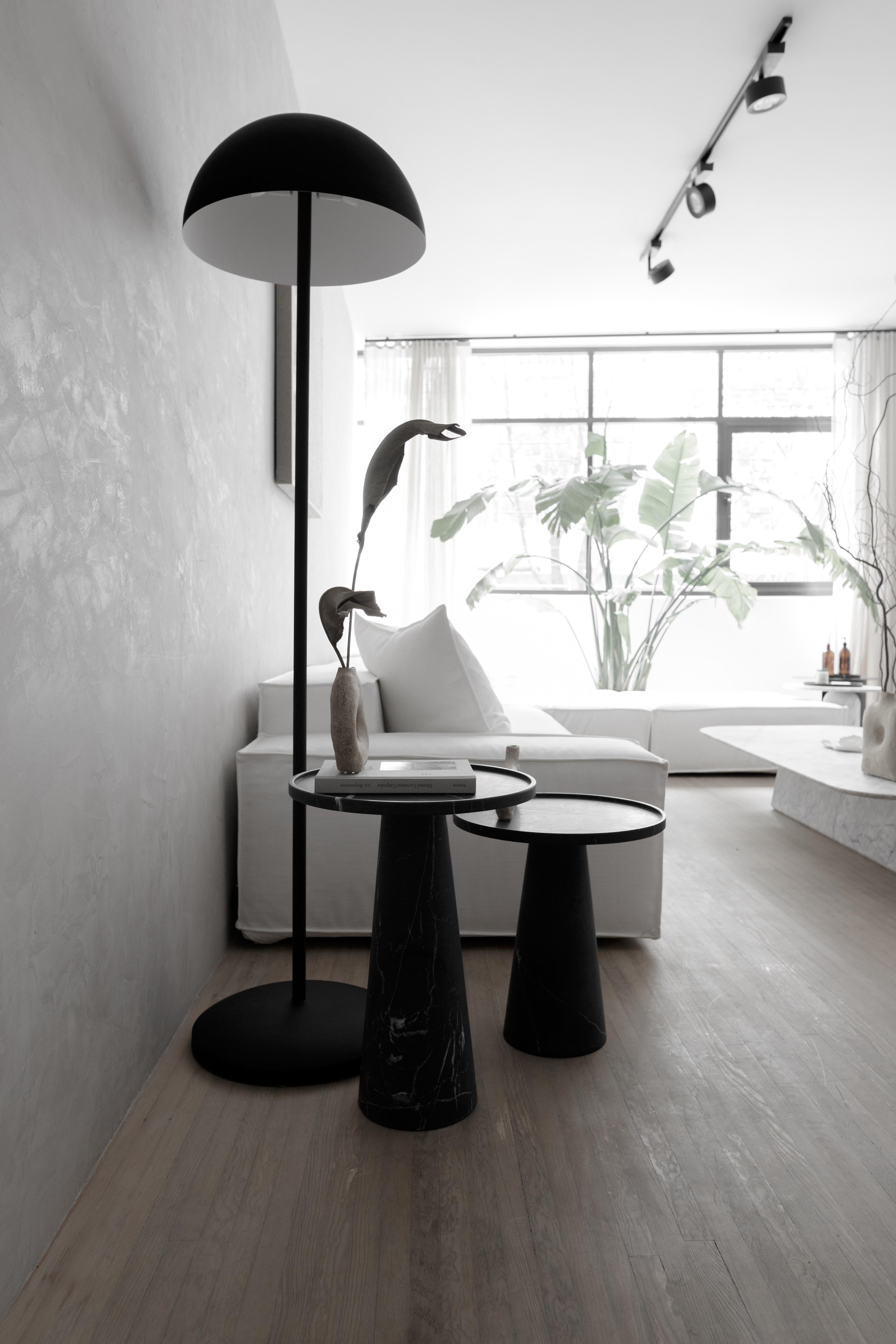 Moderne Table d'appoint haute en marbre noir The Pedestal en vente
