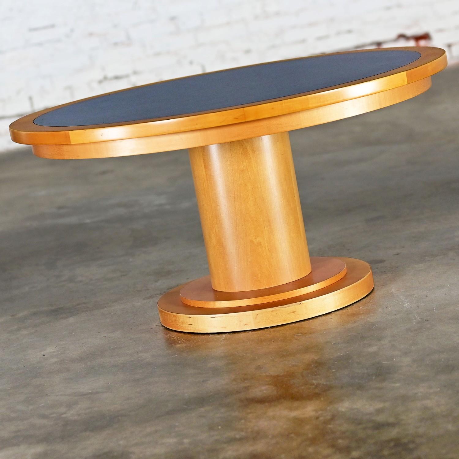 Fantastique table basse ronde vintage moderne à postmoderne en érable avec plateau incrusté de stratifié bleu, conçue par Michael Graves pour Craftwood, une division de Sonnenberg Ind. Ltd. Byit, en gardant à l'esprit qu'il s'agit d'une pièce