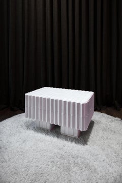 Couchtisch mit Sockel von Txt.Ure