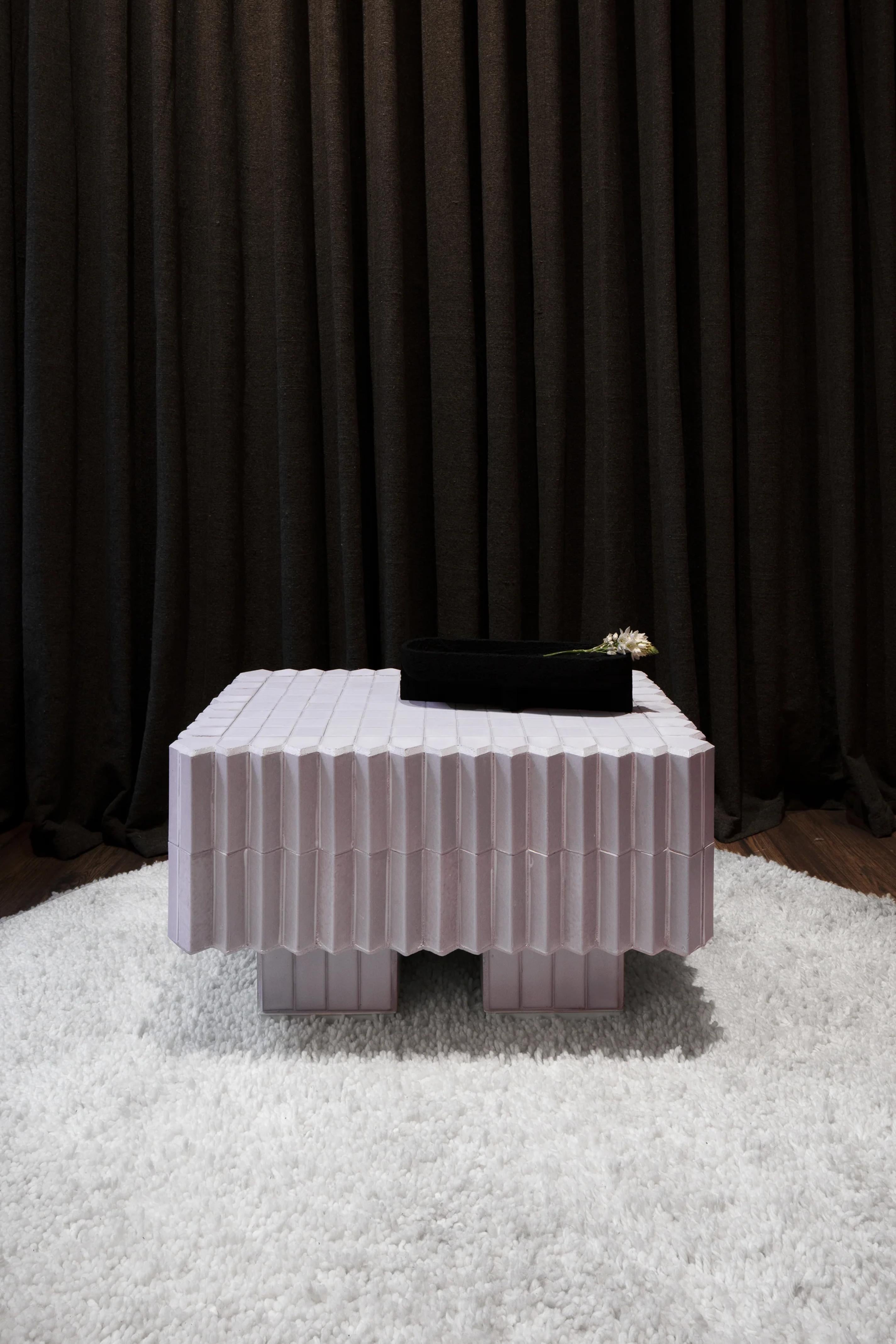 Postmoderne Table basse à piédestal par Txt.Ure en vente