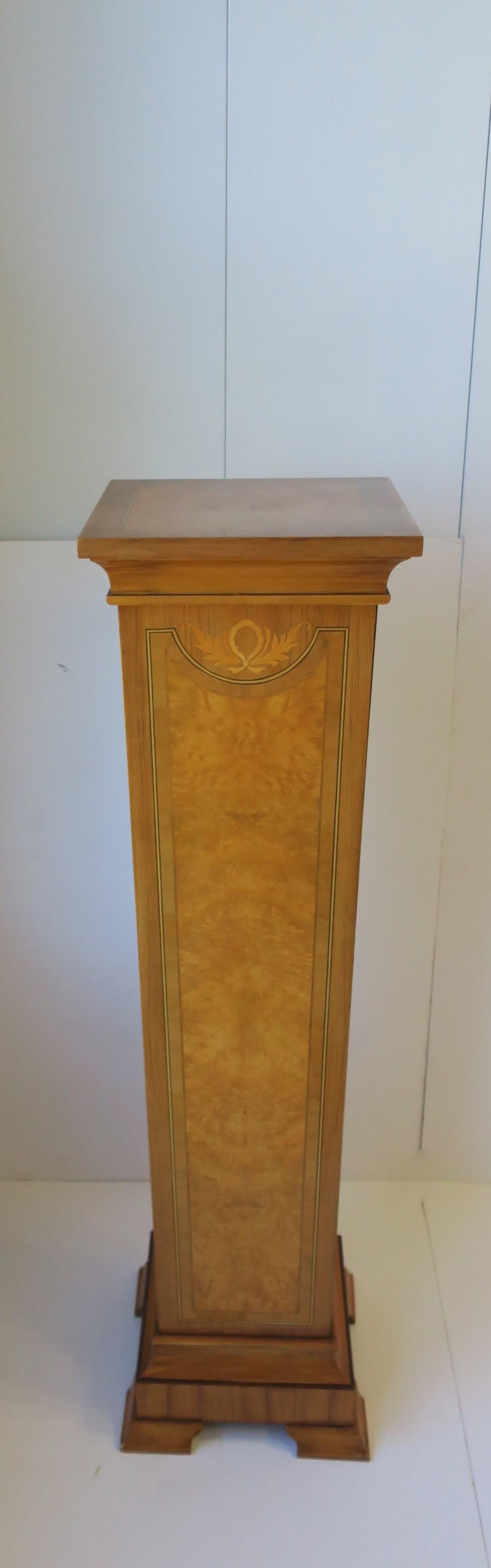 A beautiful and substantial pedestal column with a satin inlay and burl wood style design veneer. Piece is similar to the iconic Tuscan column and would work well for a sculpture piece or plant.

Column measures: 44.5