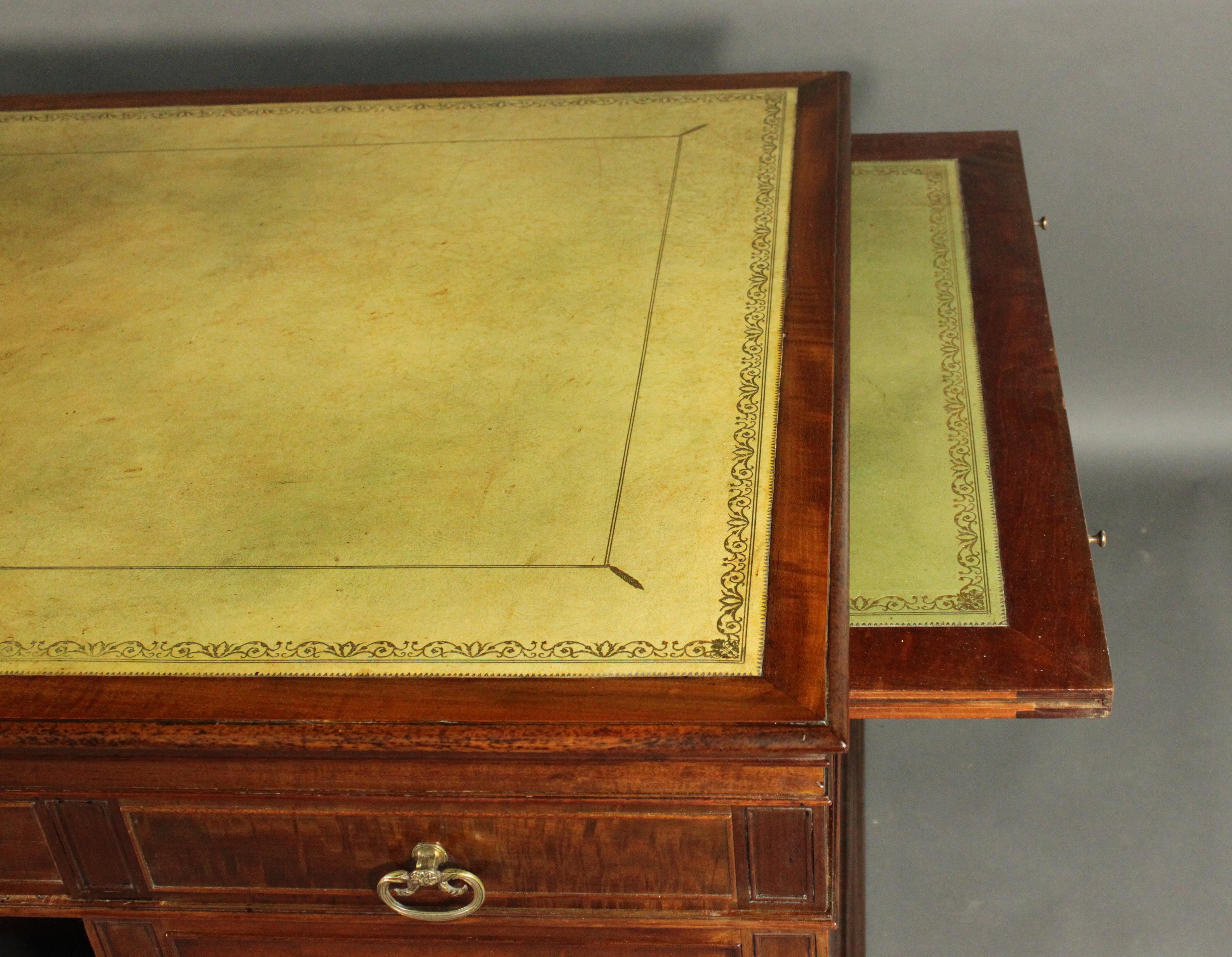 Pedestal Desk in the Manner of Gillows of Lancaster In Good Condition For Sale In Bradford-on-Avon, Wiltshire