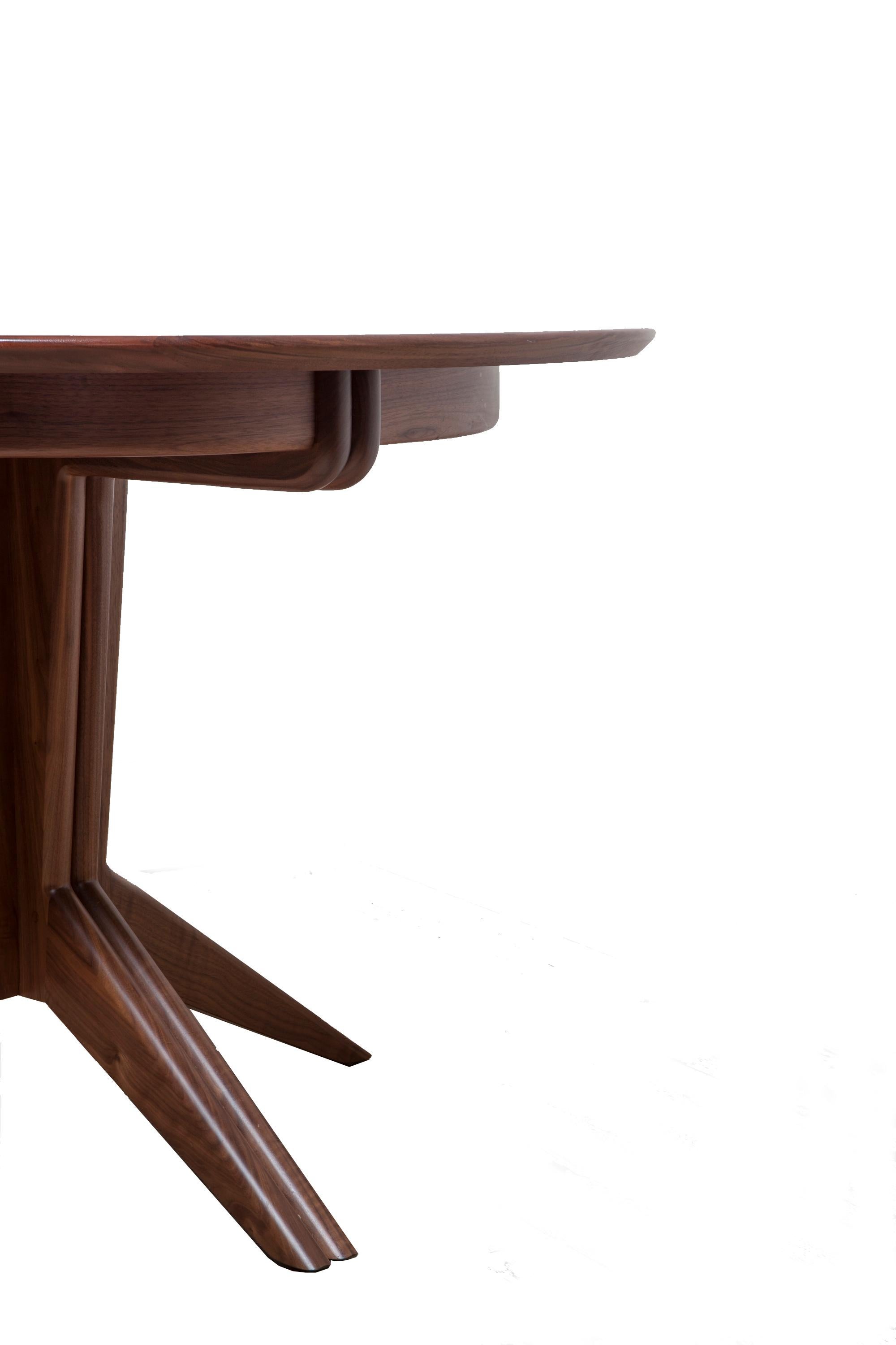 Mid-Century Modern Table à rallonge The Pedestal en noyer par Mel Smilow en vente