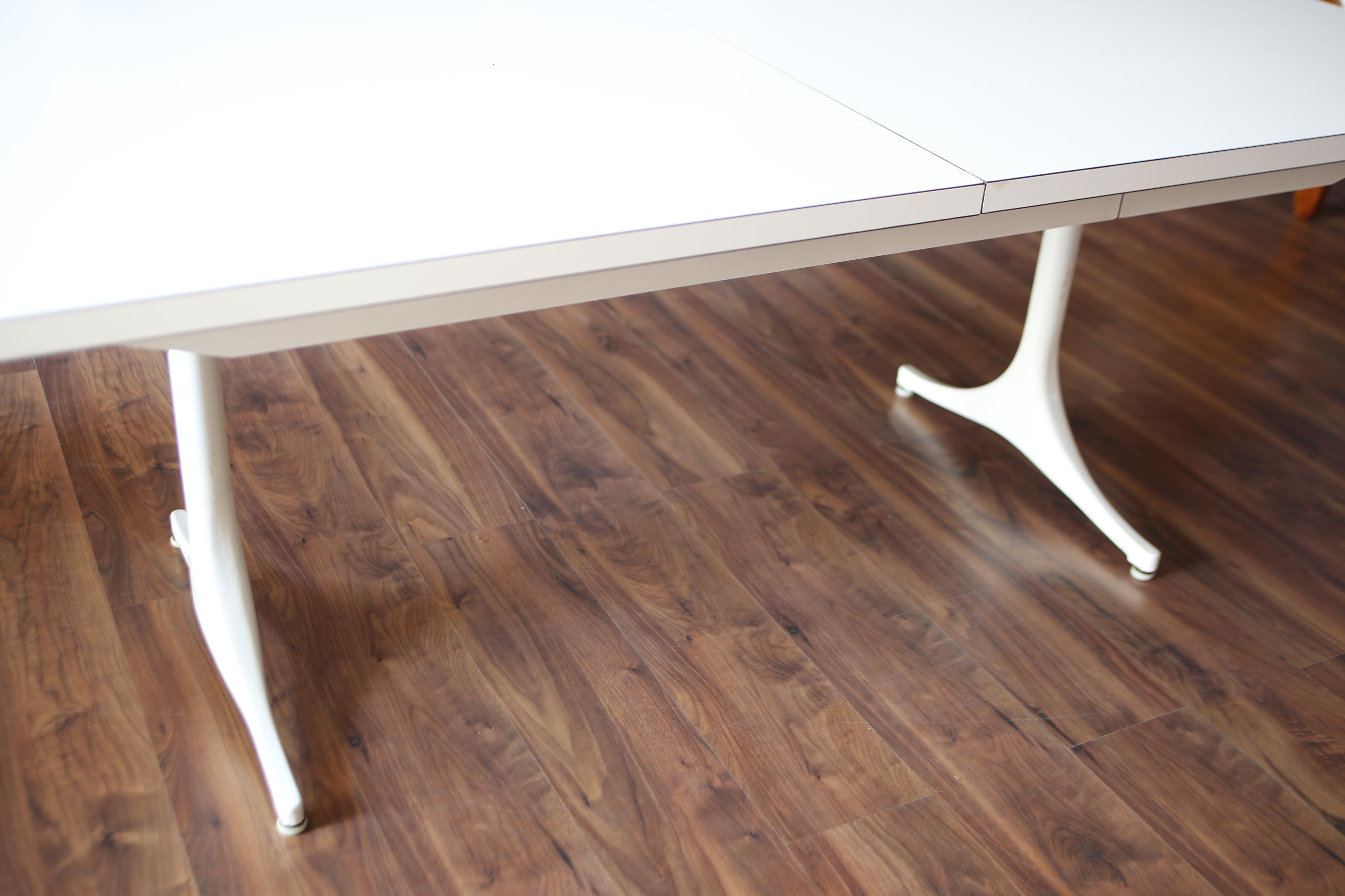 Ausziehtisch Modell Pedestal  5559 Von GEORGE NELSON für HERMAN MILLER 1950er Jahre (Moderne der Mitte des Jahrhunderts) im Angebot