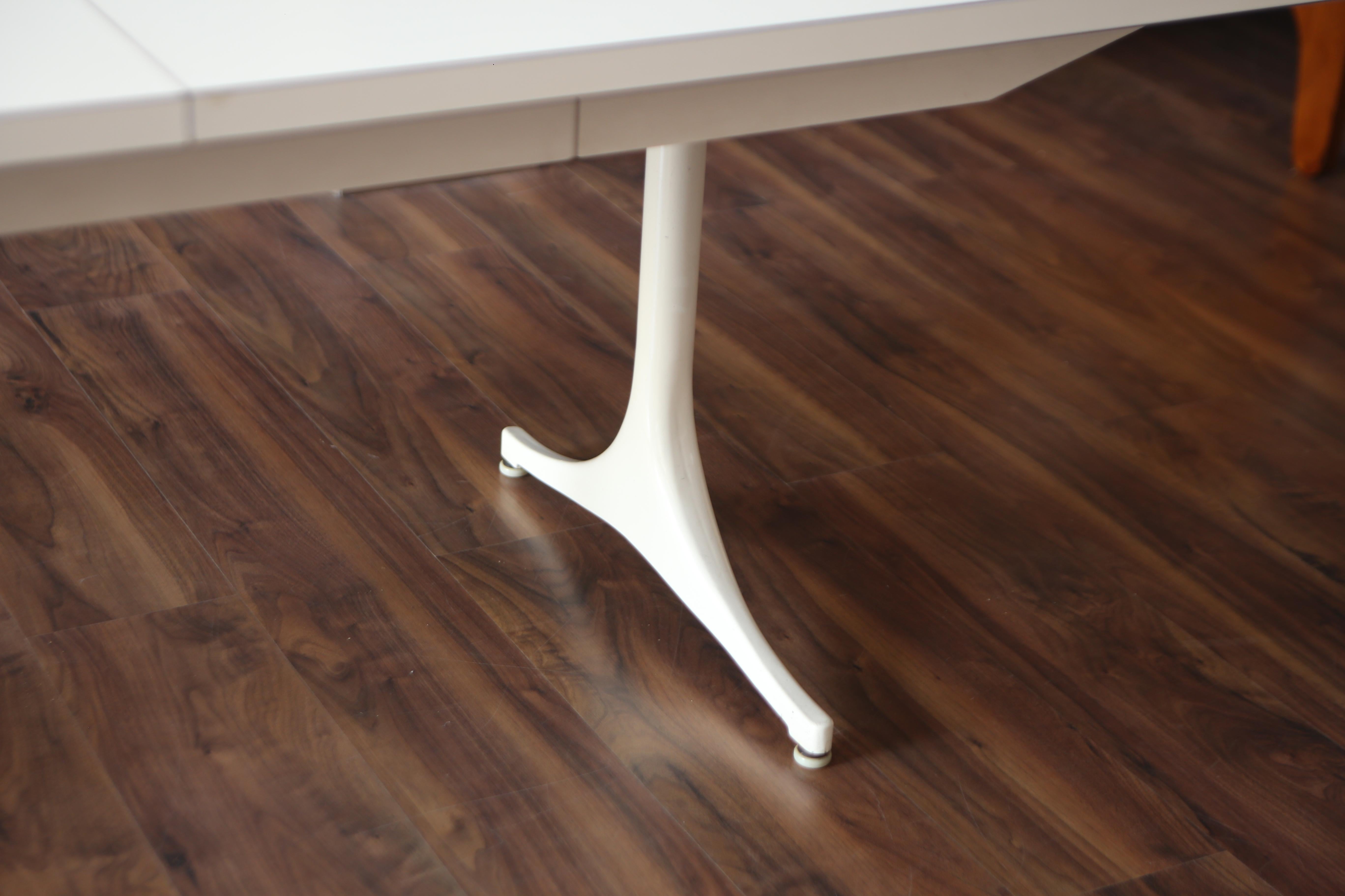 Ausziehtisch Modell Pedestal  5559 Von GEORGE NELSON für HERMAN MILLER 1950er Jahre (Italian) im Angebot