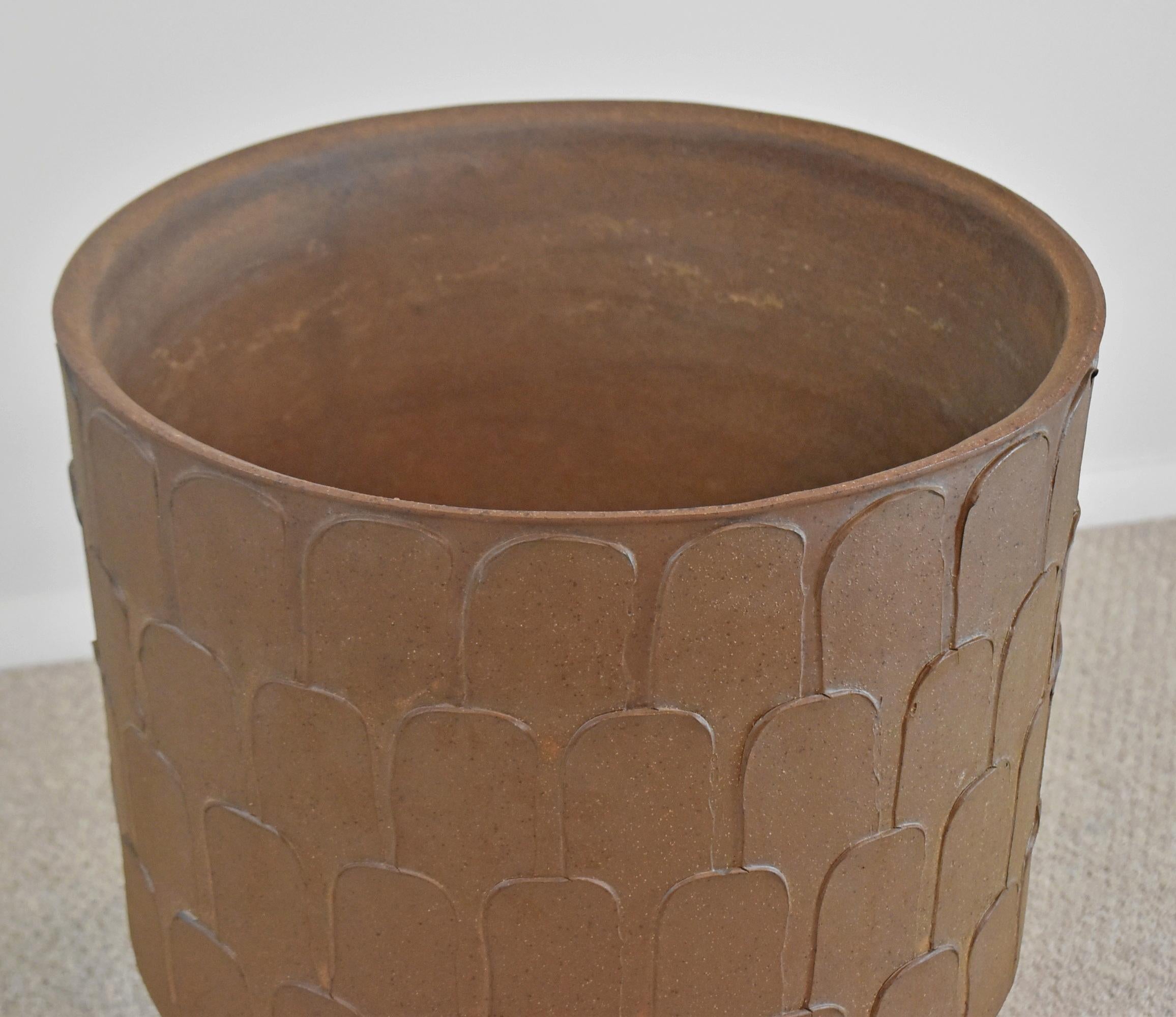 Vase de sol à piédestal de David Cressey pour Architectural Pottery. Circa 1960-1969. Grand vase de sol à motif de feuille avec glaçure brune et monté sur un piédestal circulaire par David Cressey (1916-2013). Petit éclat sous la lèvre supérieure,