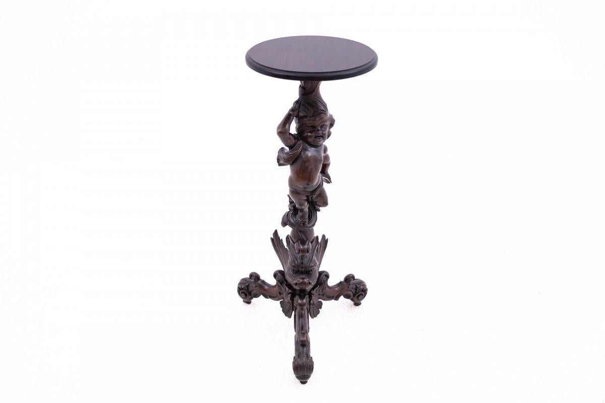 Ancien support à fleurs - piédestal d'environ 1870, France.

Le piédestal fera très bien l'affaire comme support de fleurs ou comme endroit pour placer diverses décorations

Dimensions : hauteur 95 cm / largeur 48 cm / profondeur 43 cm