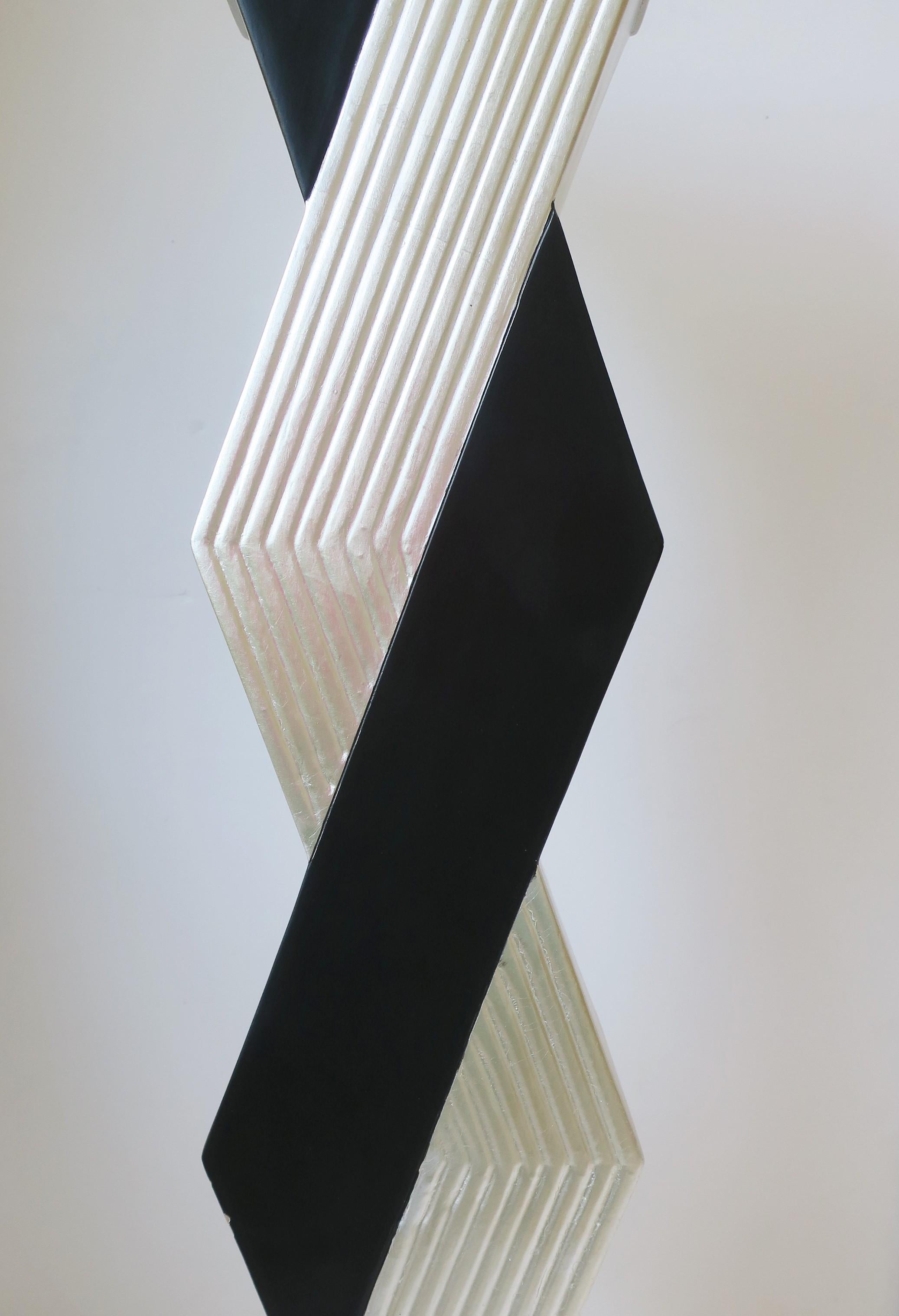 '90s Pedestal Column Pillar Stand with Zig-Zag Design In Good Condition In New York, NY